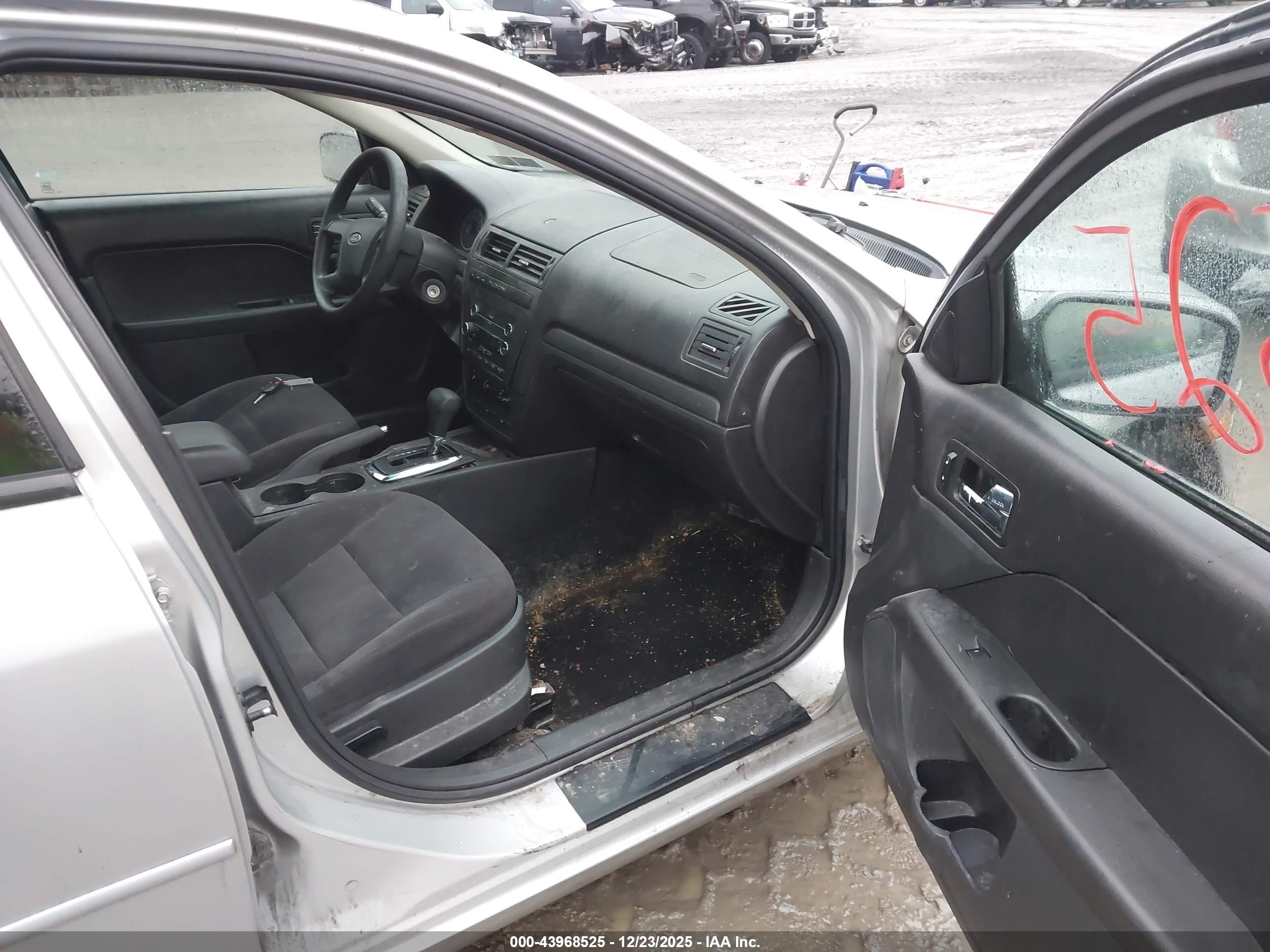 FORD FUSION image 5