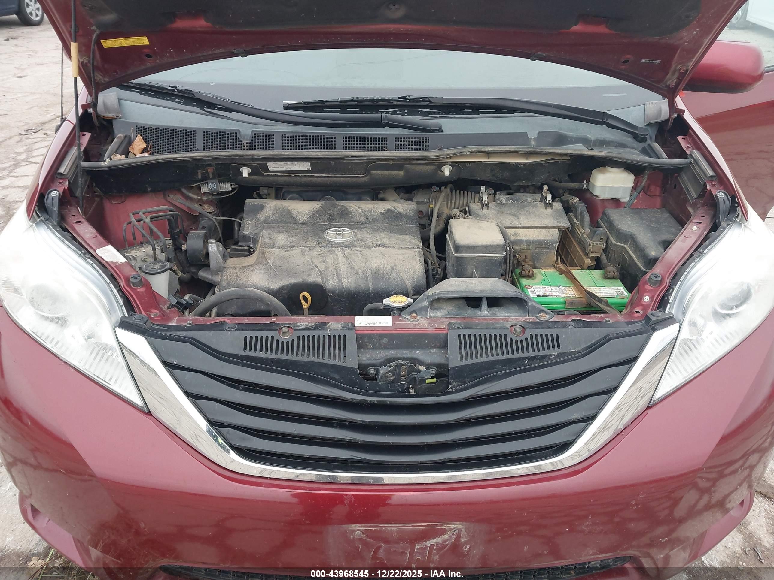 TOYOTA SIENNA image 10