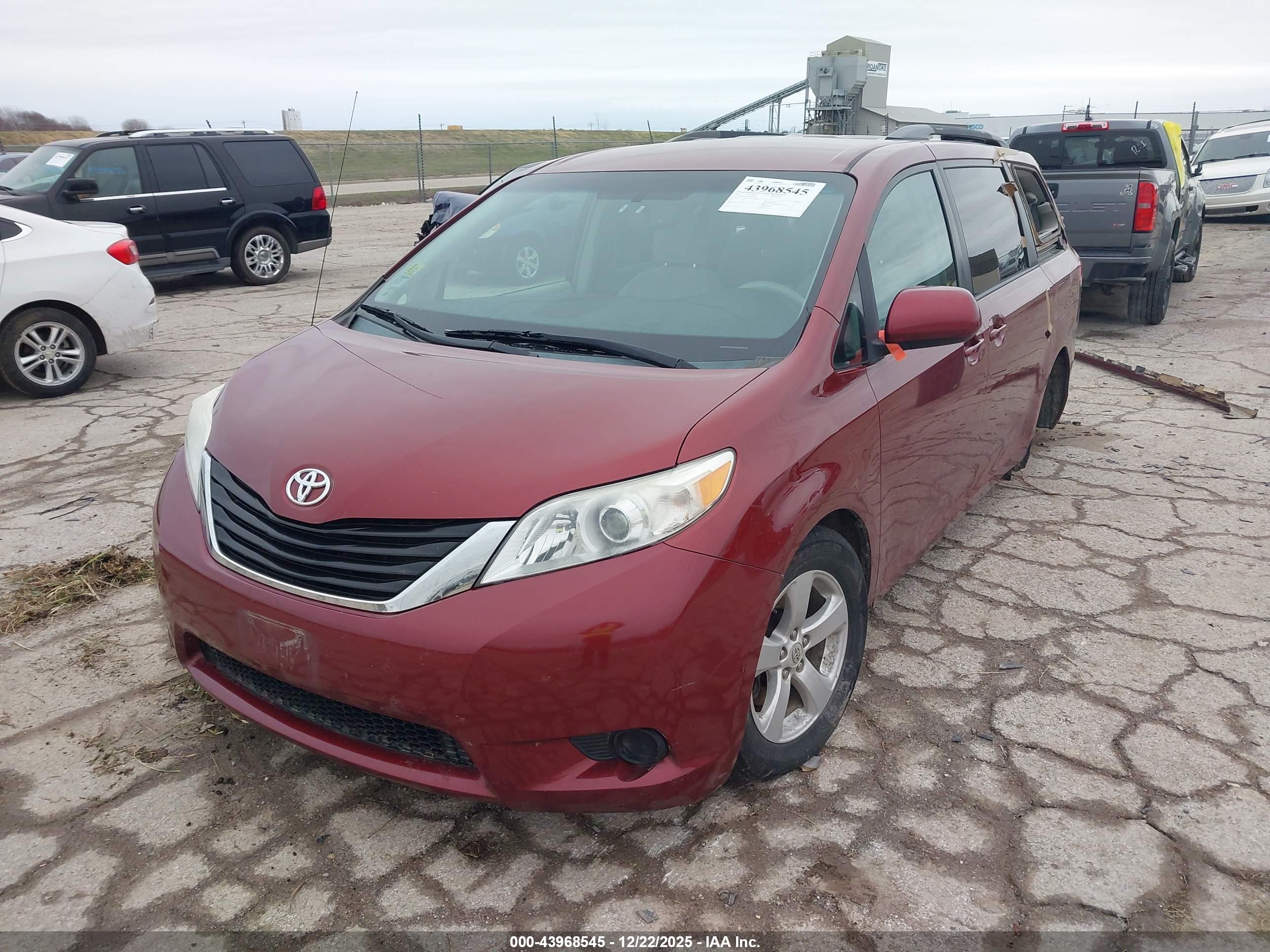TOYOTA SIENNA image 2