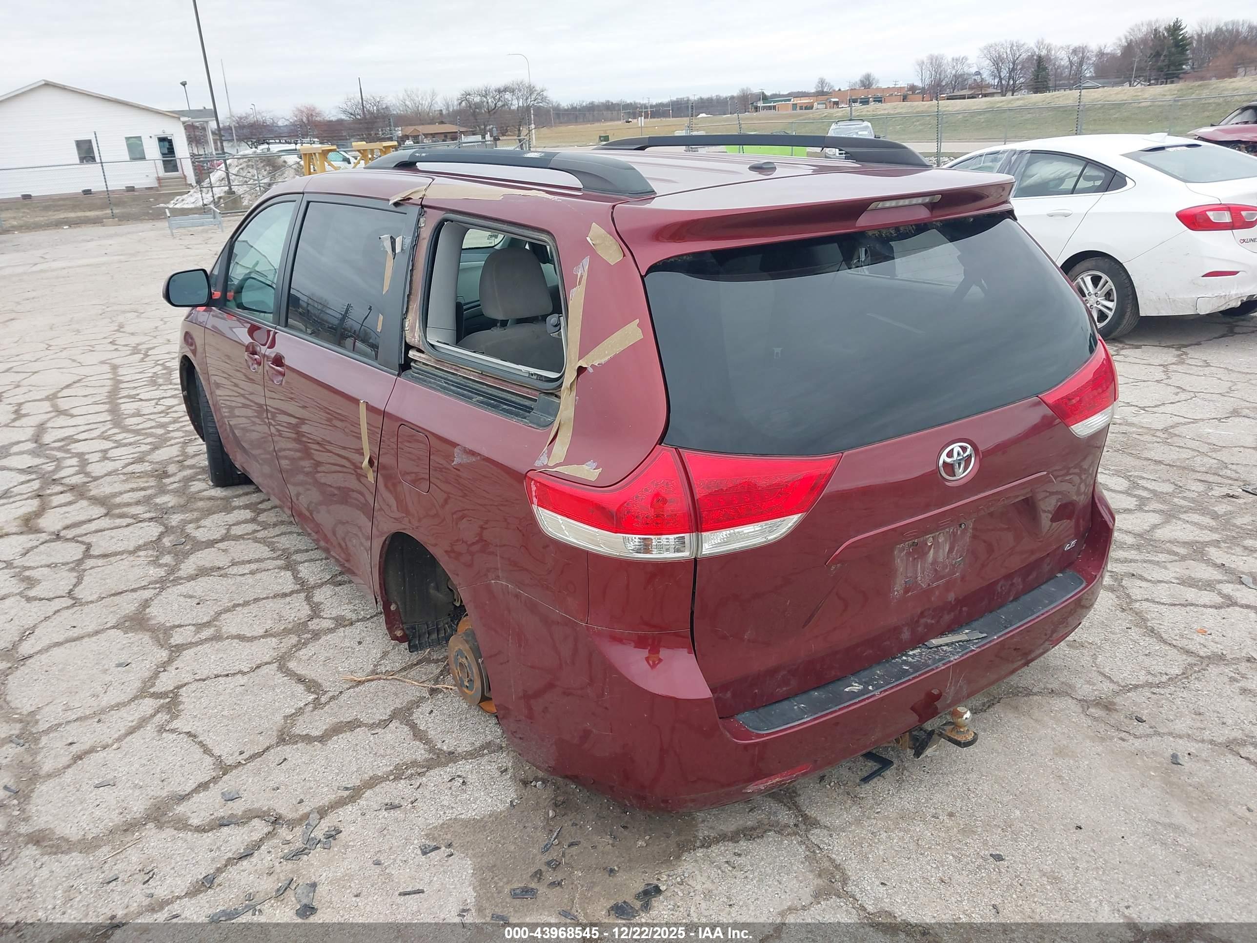 TOYOTA SIENNA image 3