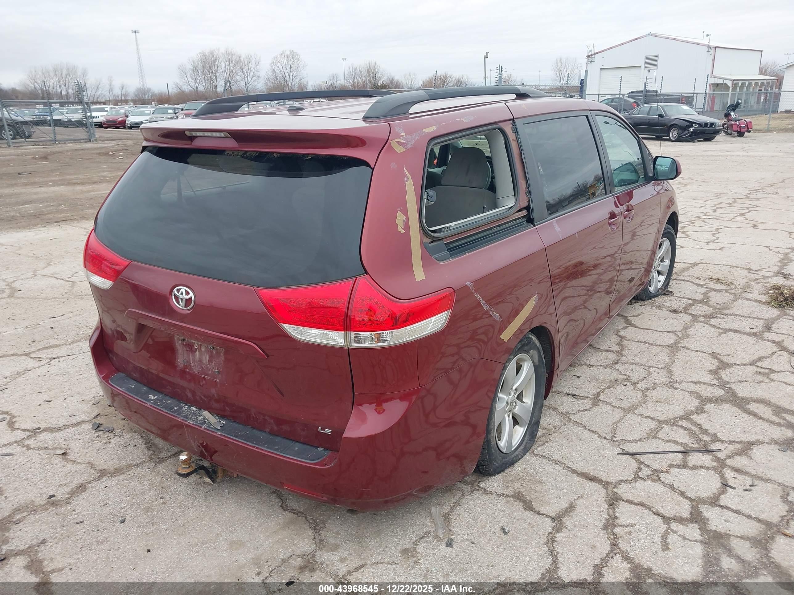 TOYOTA SIENNA image 4