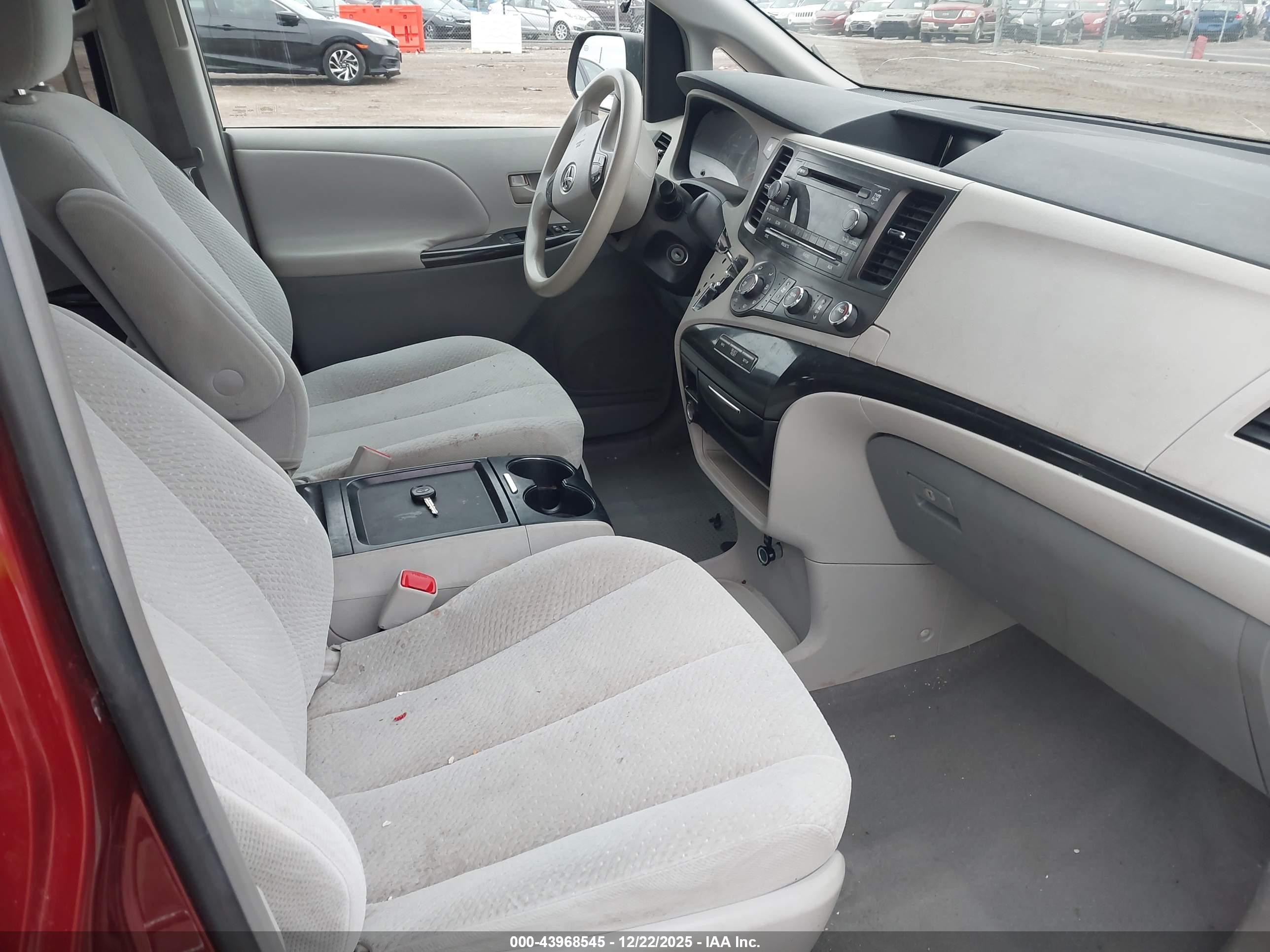TOYOTA SIENNA image 5