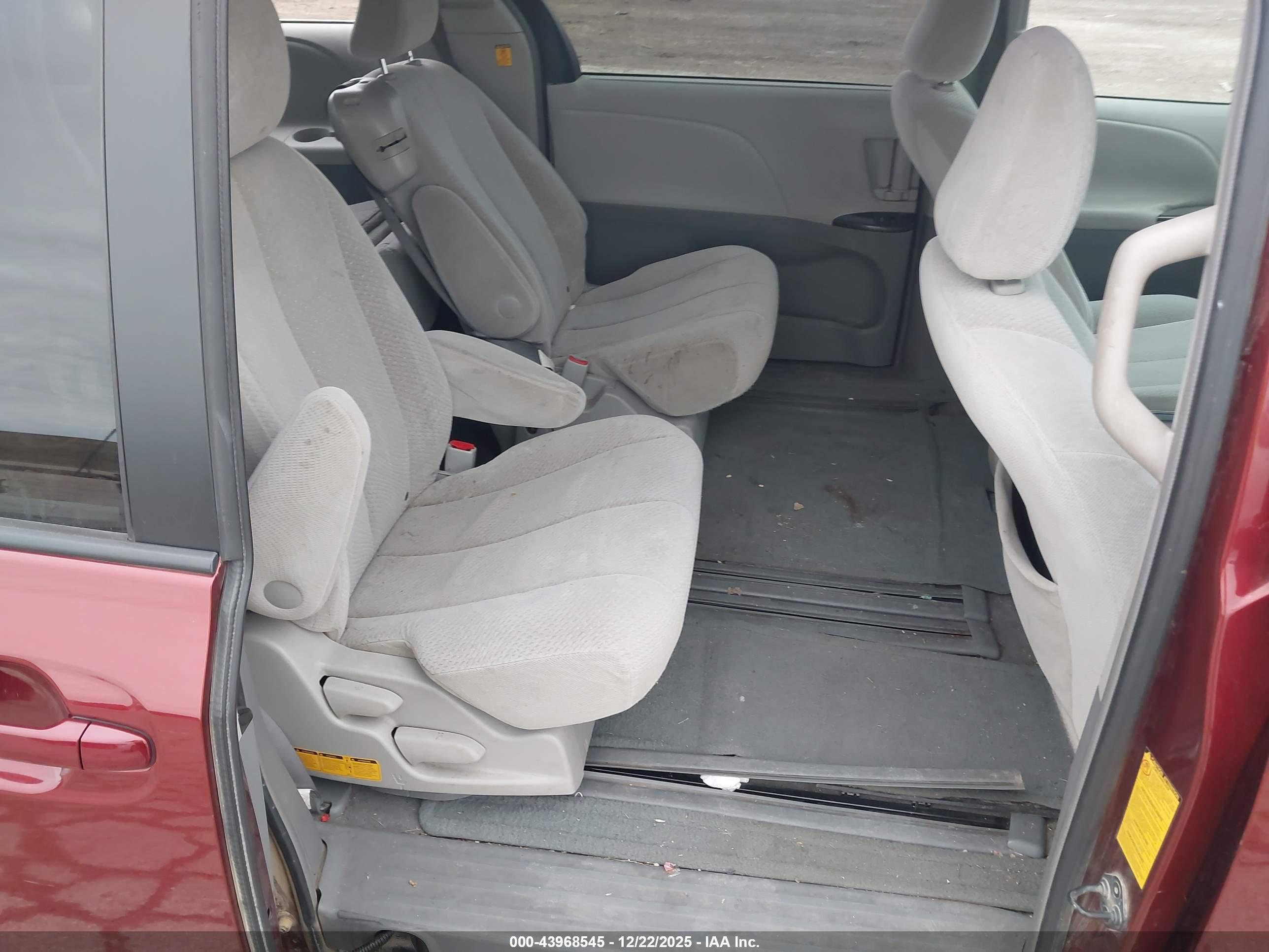 TOYOTA SIENNA image 8