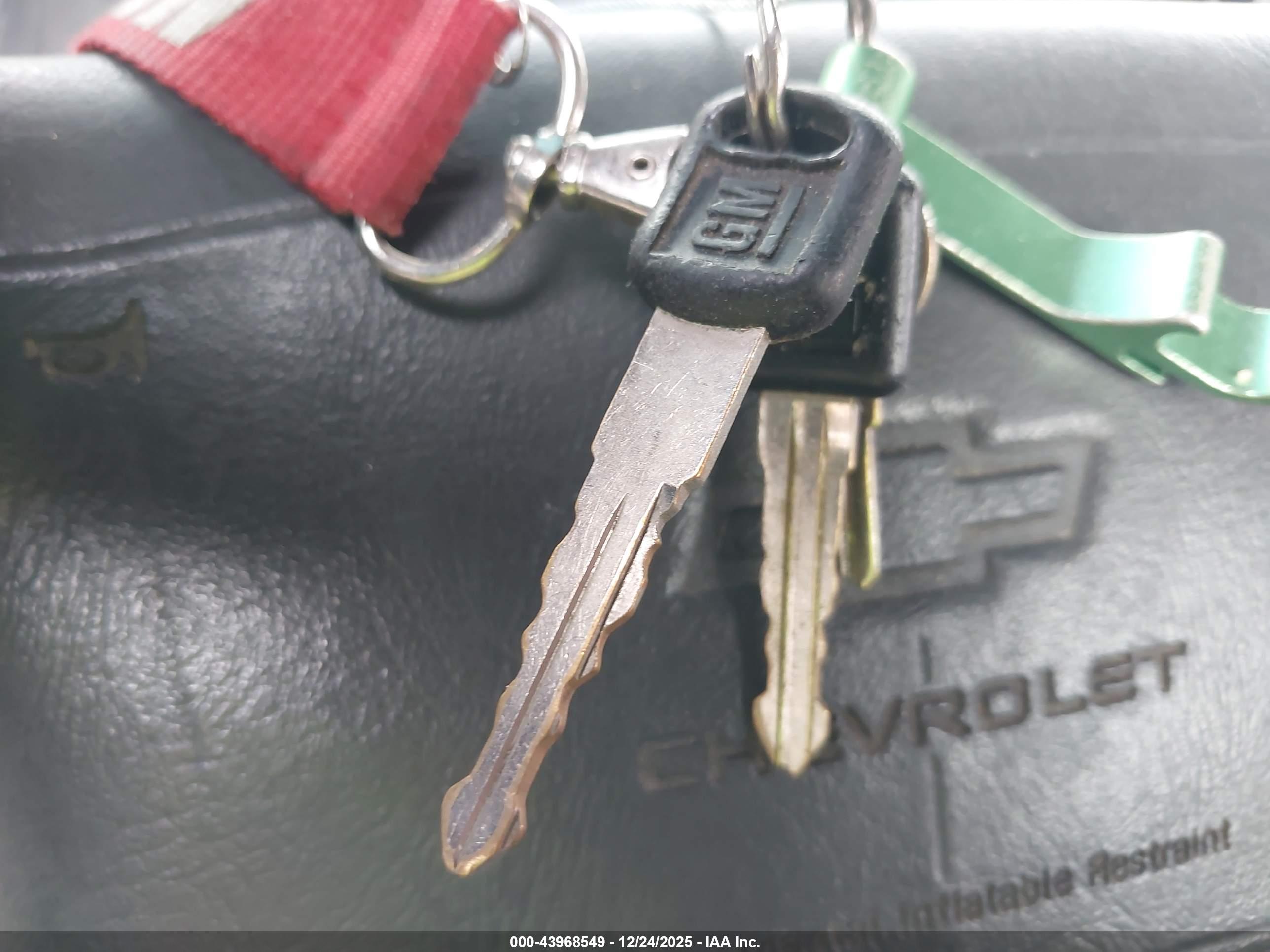 CHEVROLET GMT-400 image 11