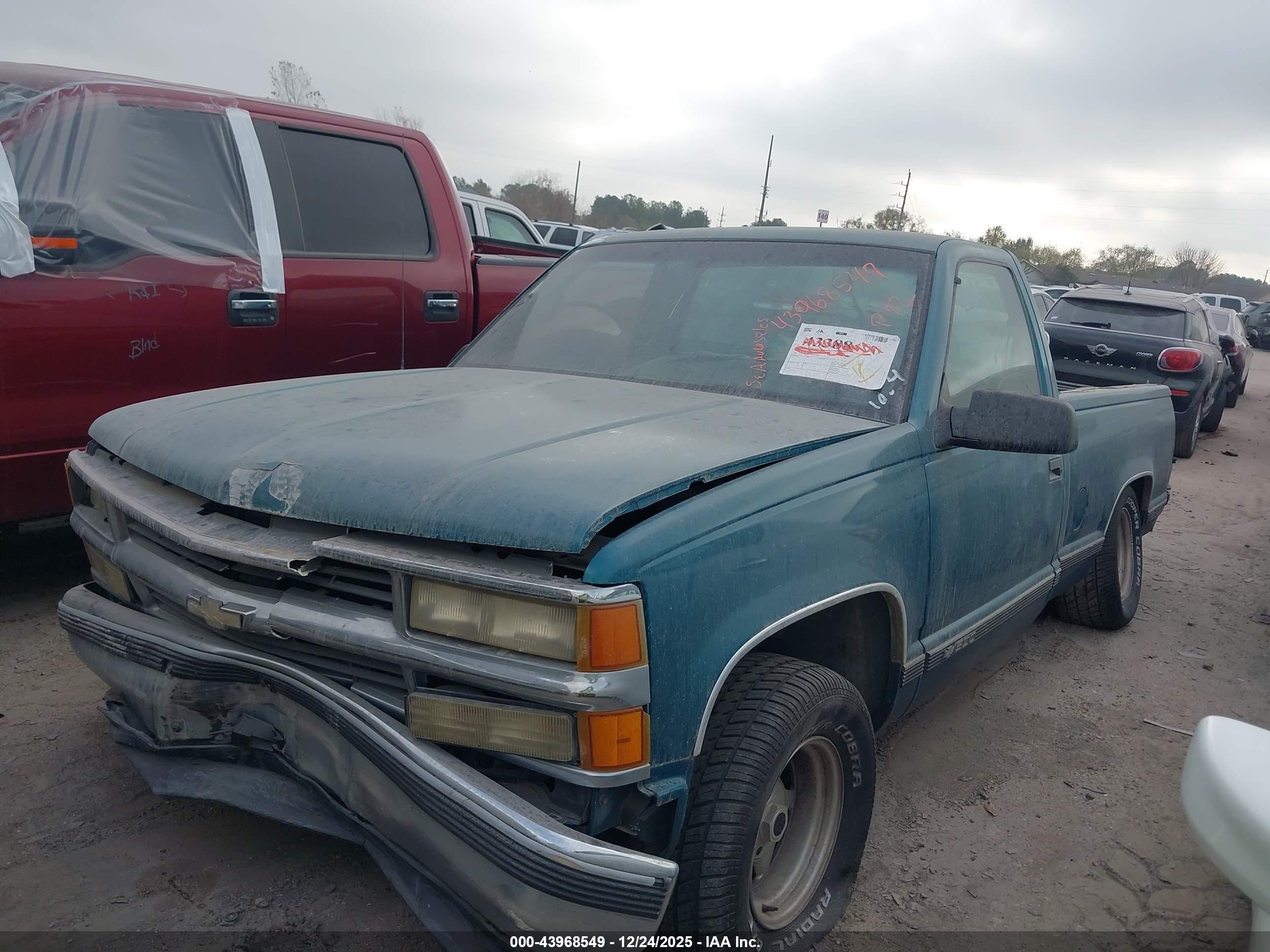CHEVROLET GMT-400 image 2