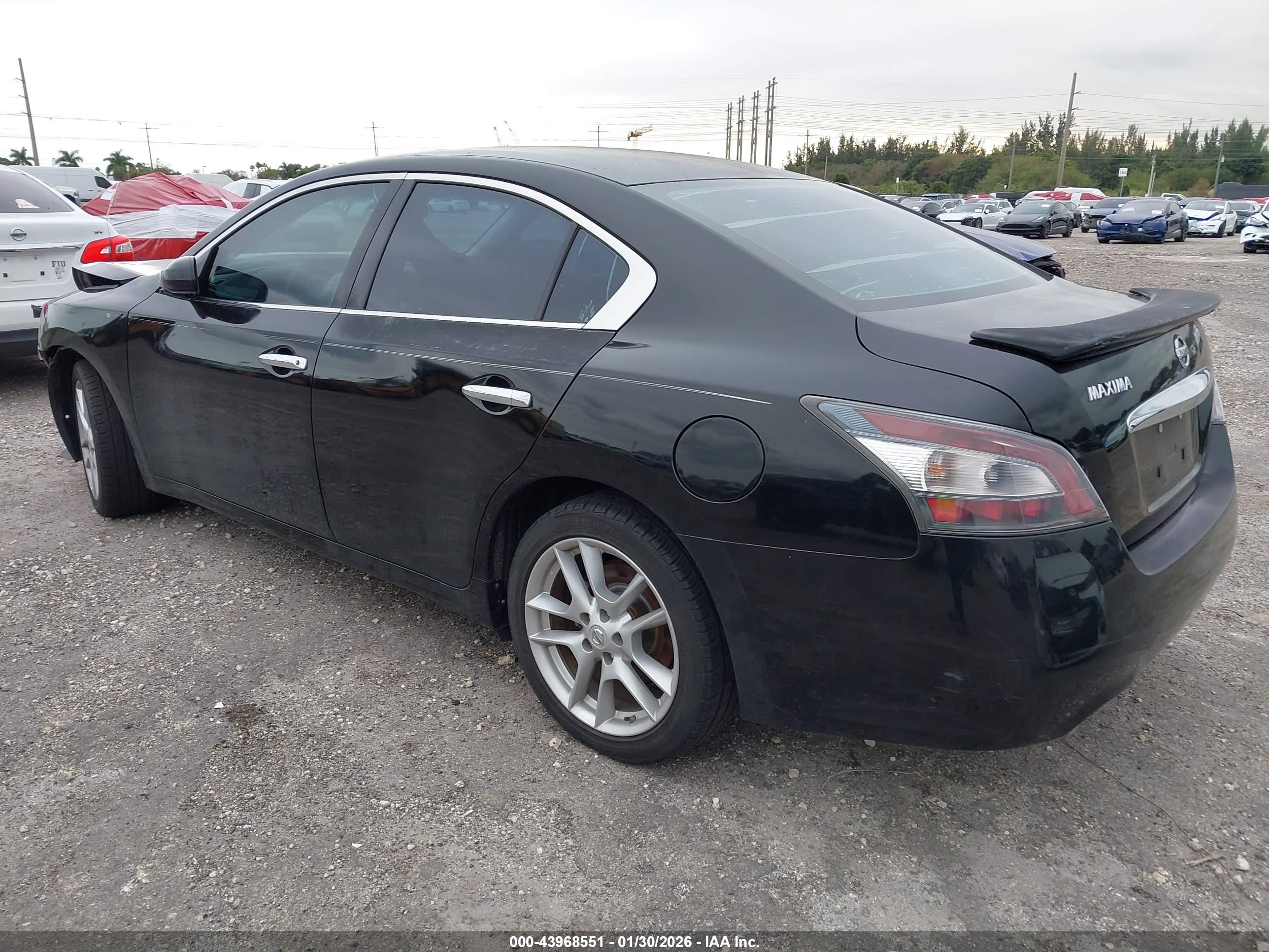 NISSAN MAXIMA image 3
