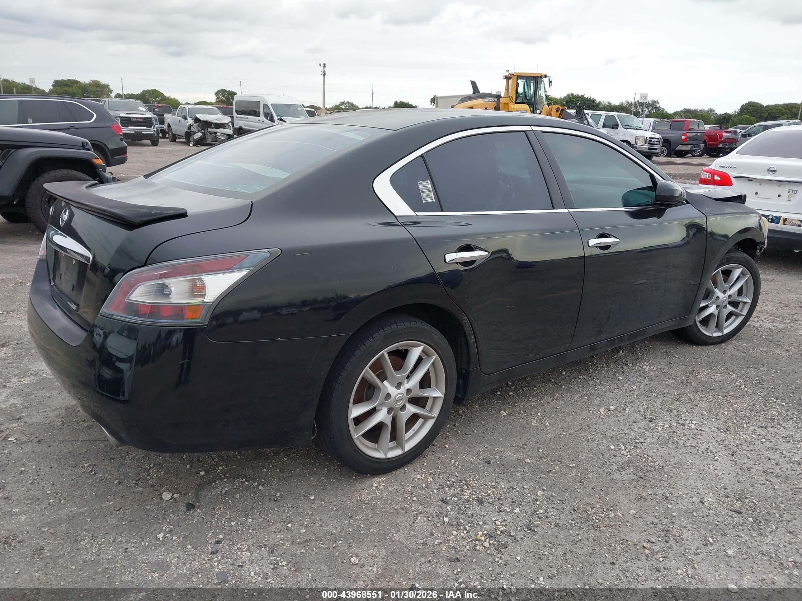 NISSAN MAXIMA image 4