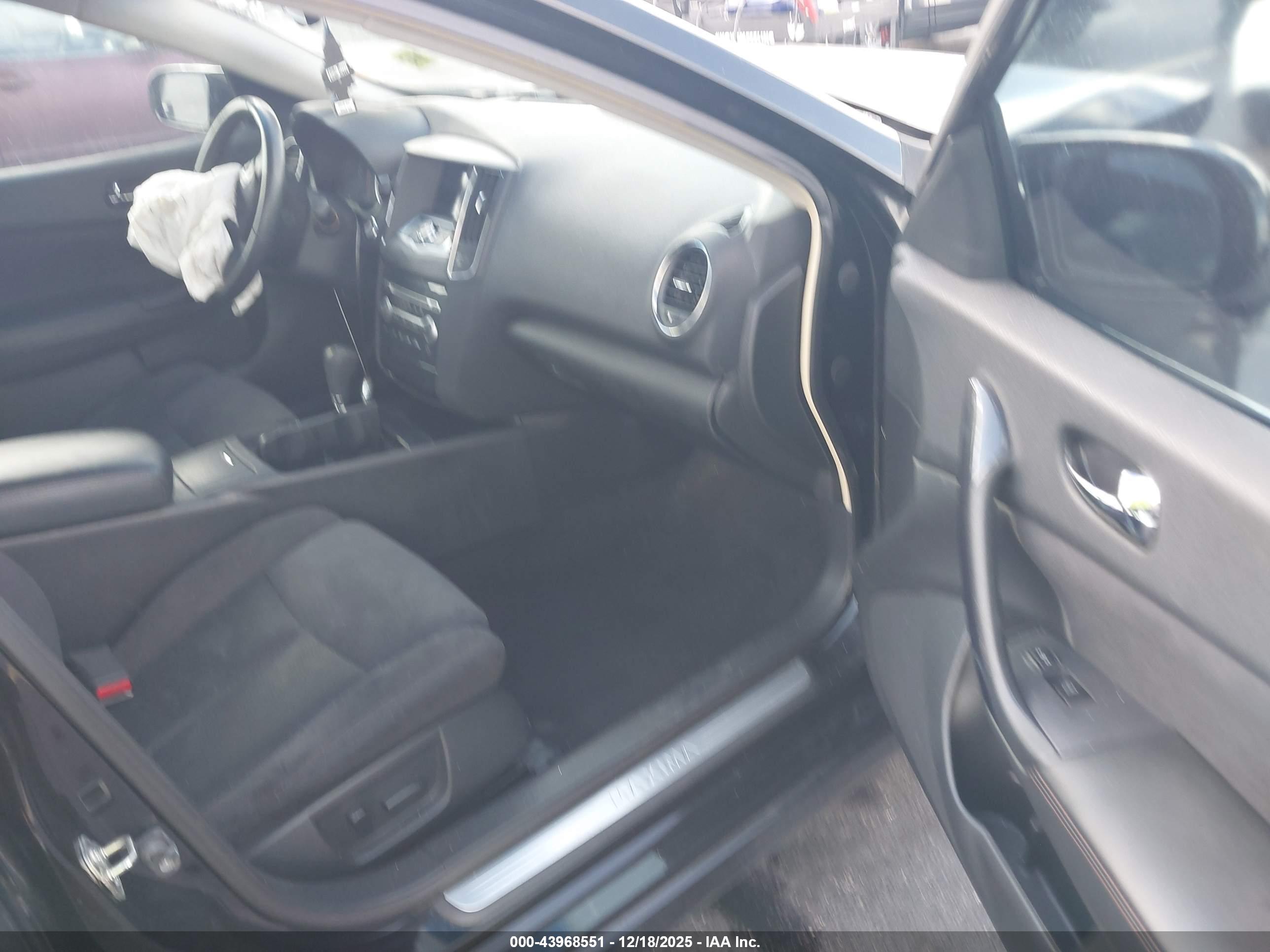 NISSAN MAXIMA image 5