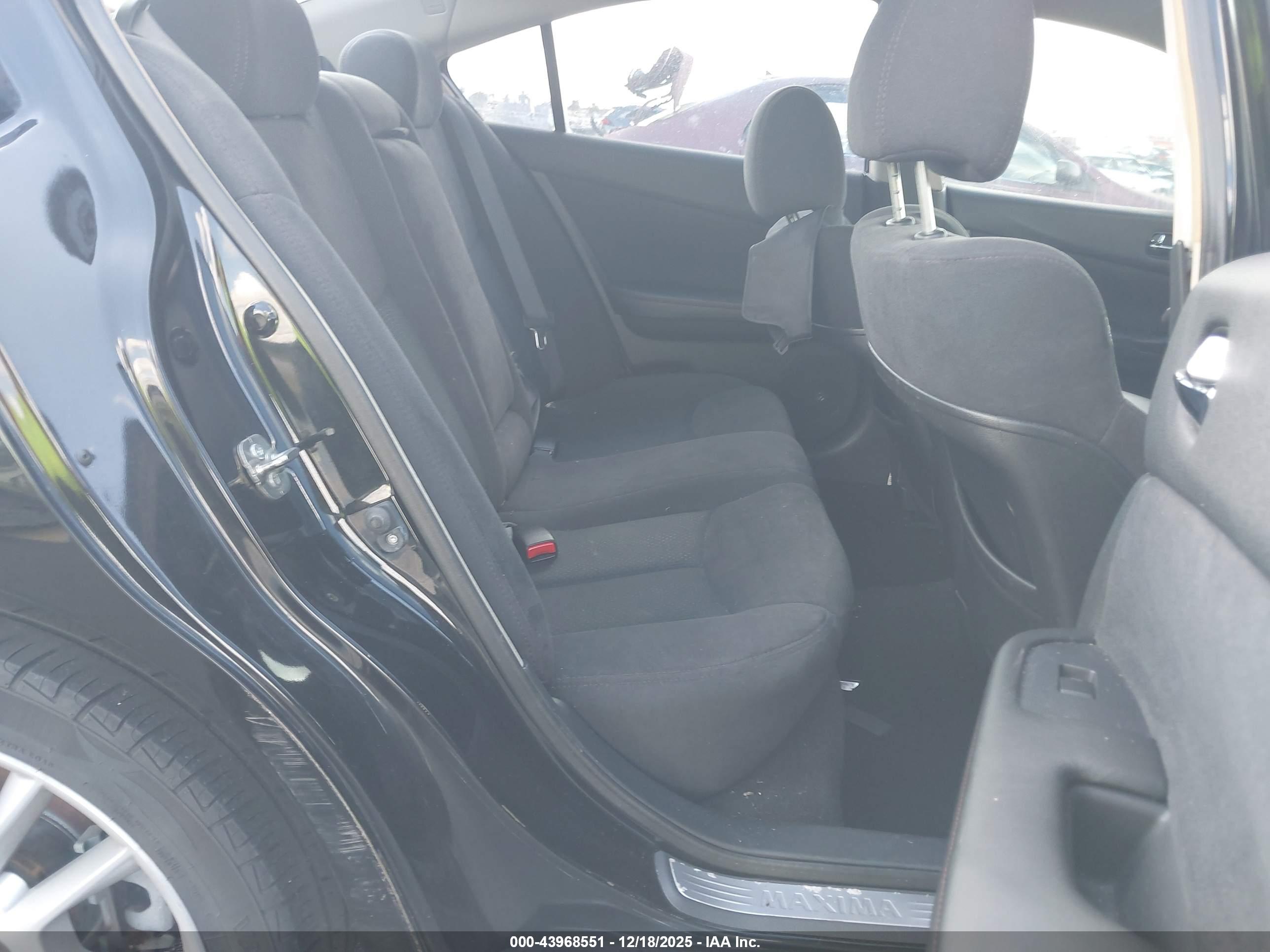 NISSAN MAXIMA image 8