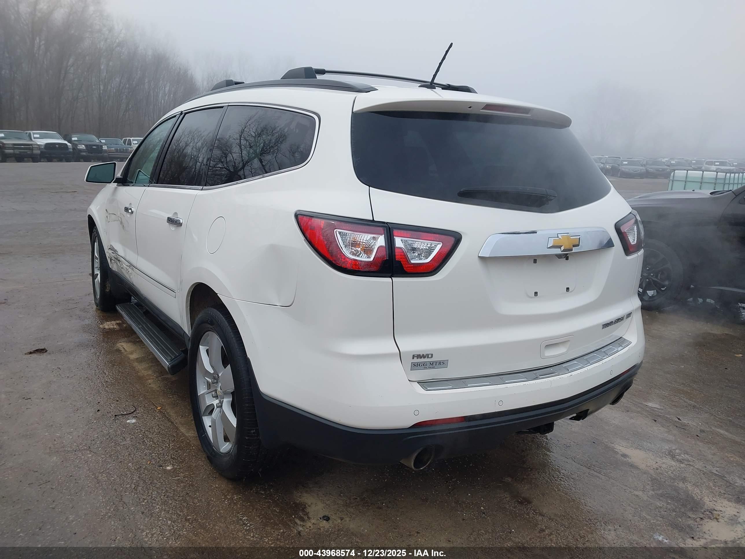 CHEVROLET TRAVERSE image 3