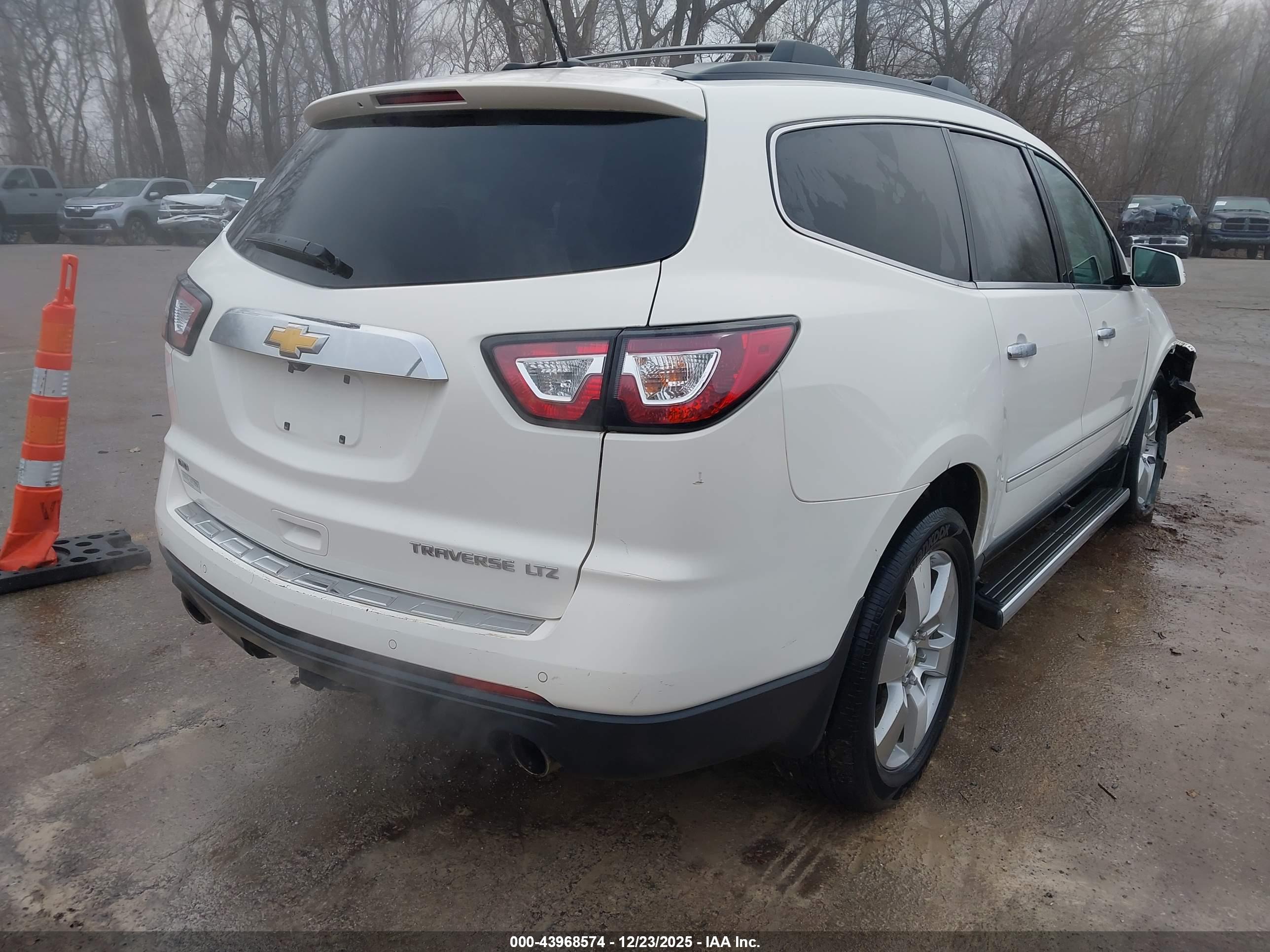 CHEVROLET TRAVERSE image 4
