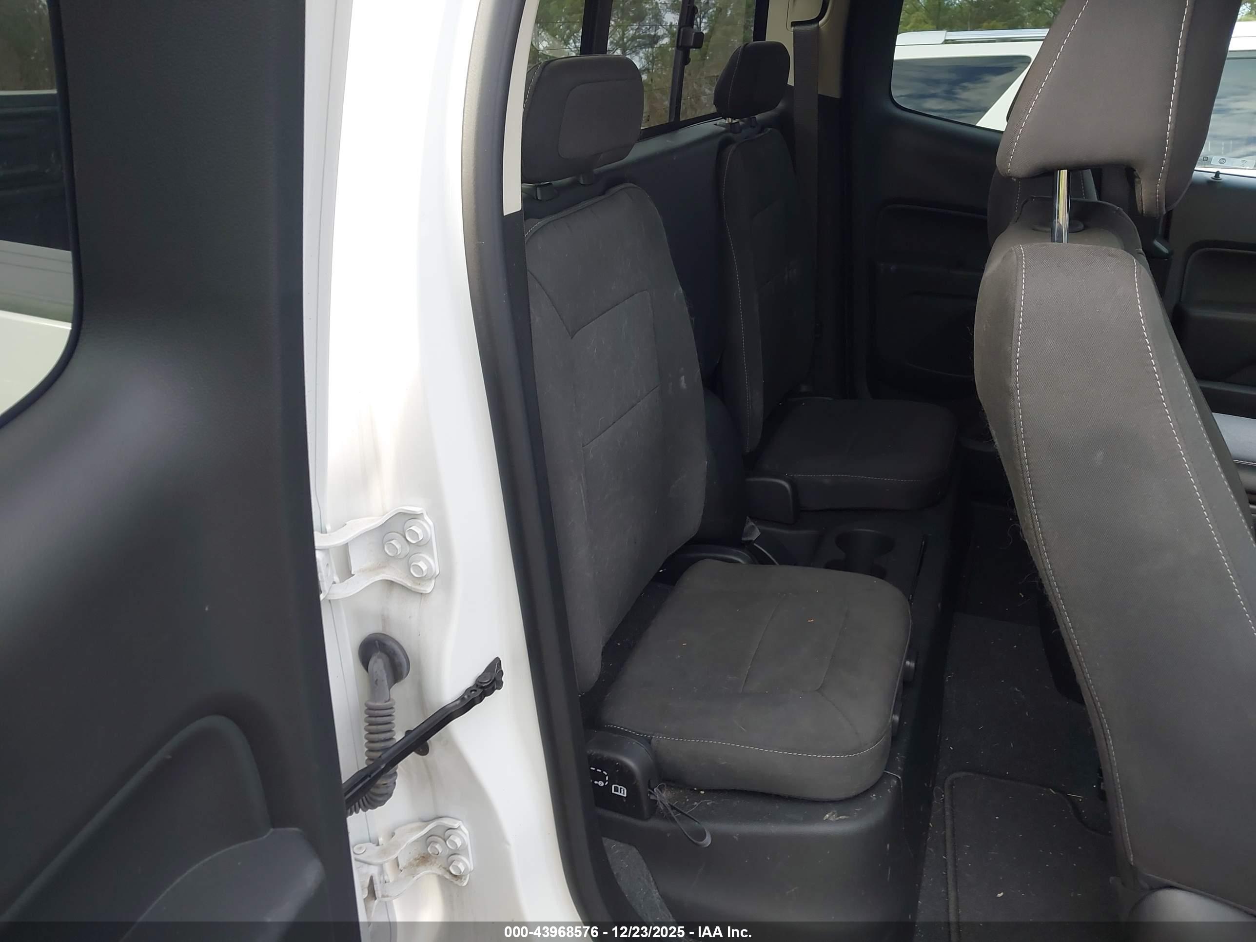CHEVROLET COLORADO image 8