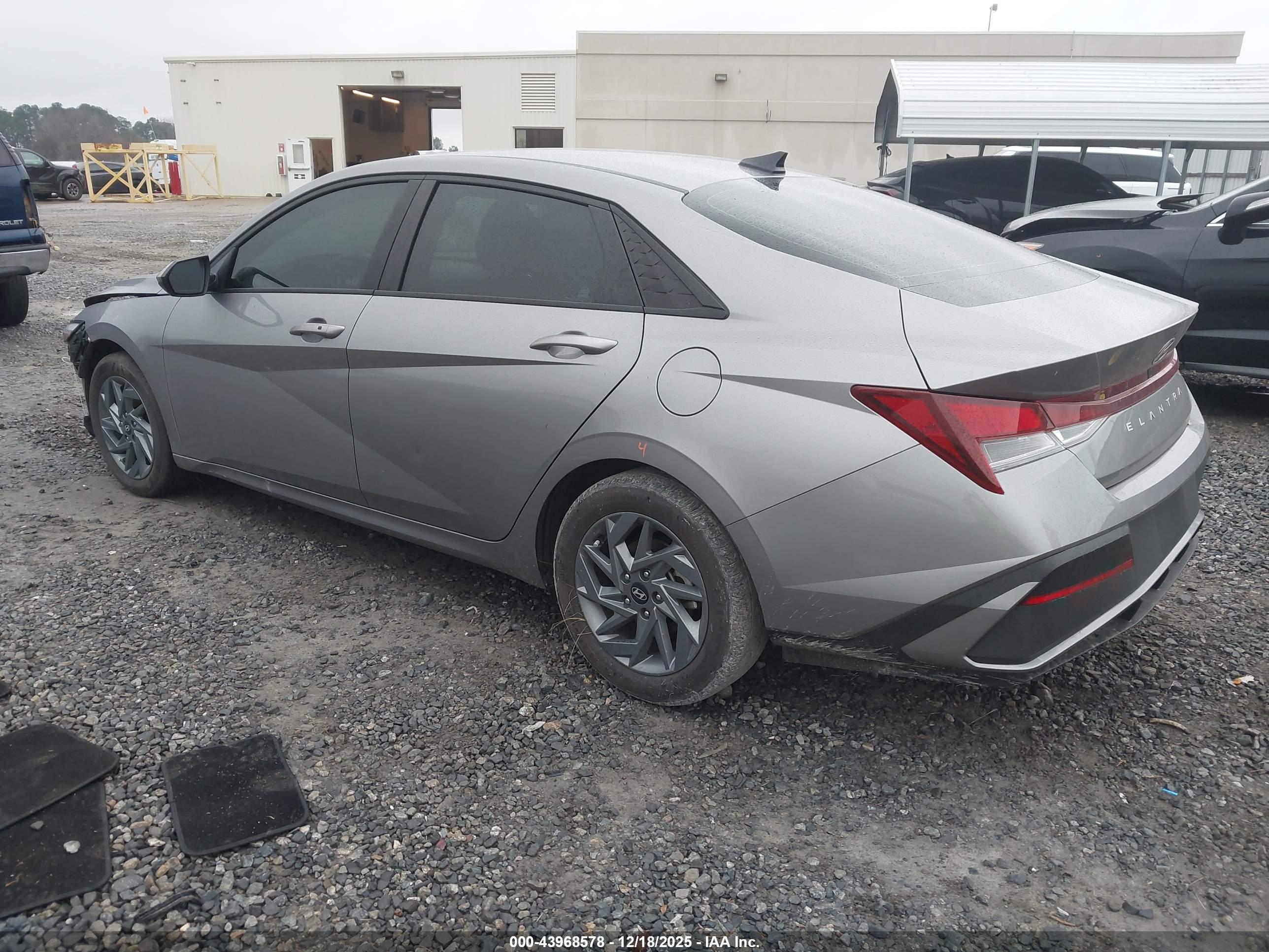 HYUNDAI ELANTRA image 3