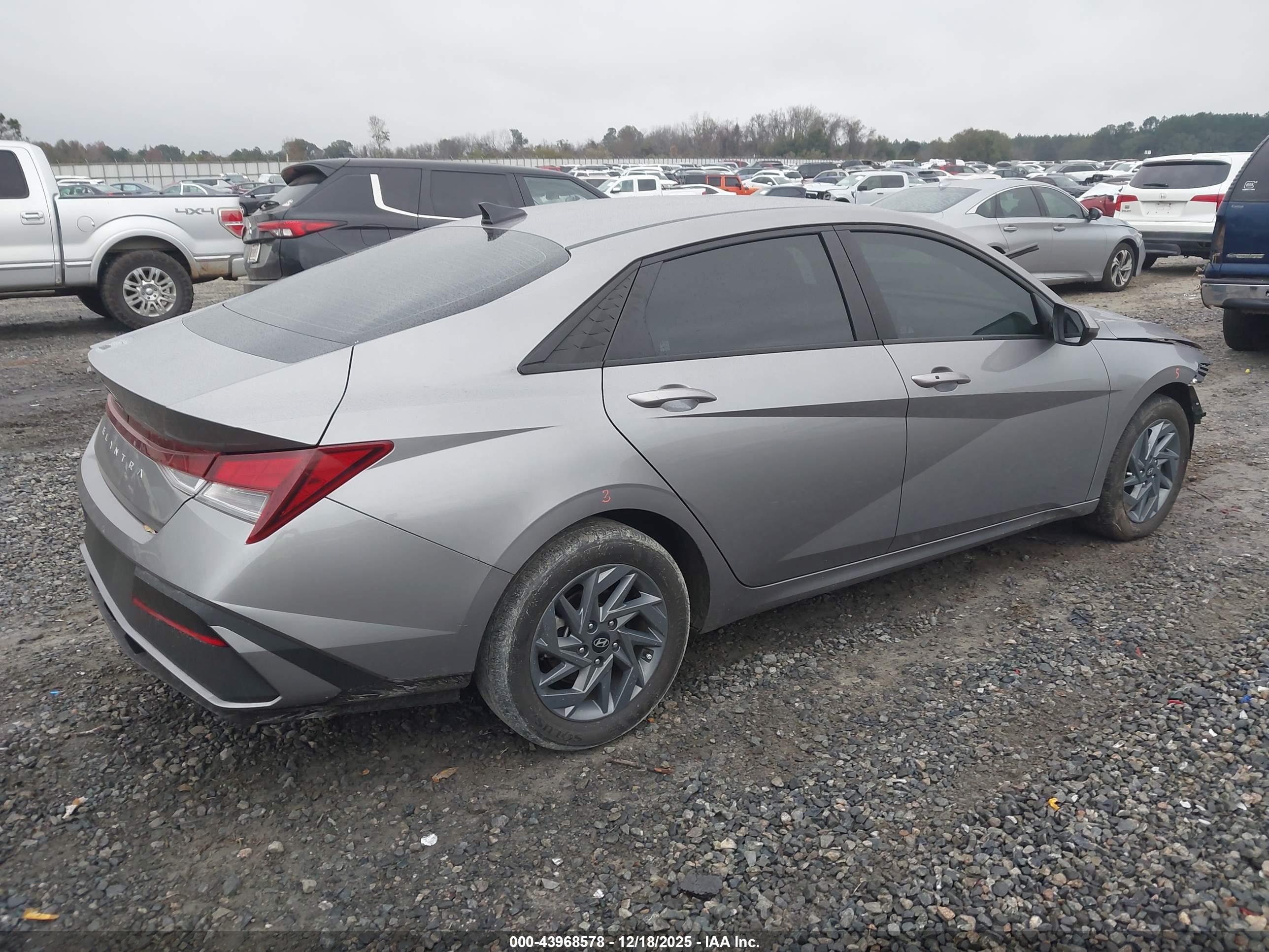 HYUNDAI ELANTRA image 4
