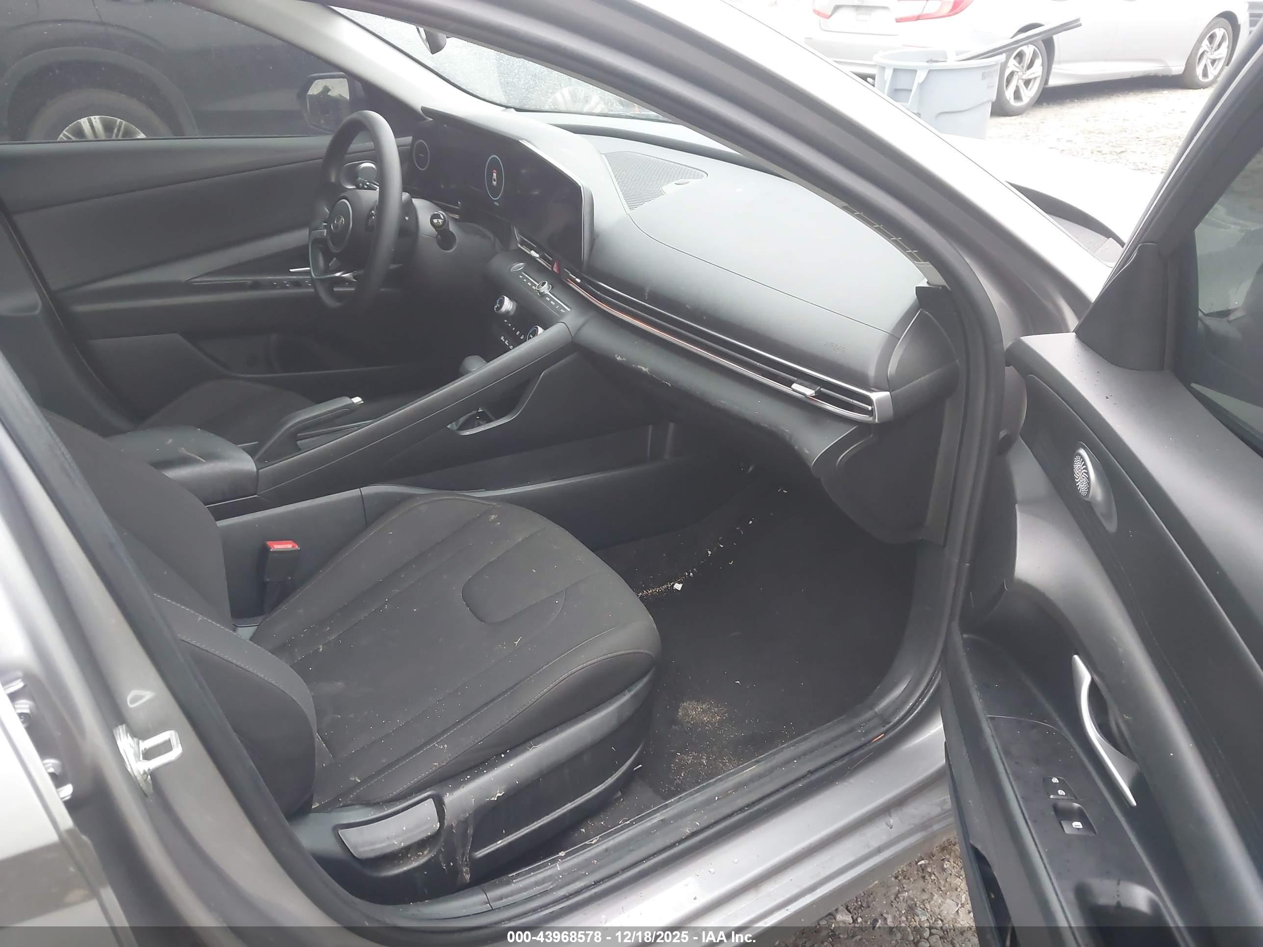 HYUNDAI ELANTRA image 5