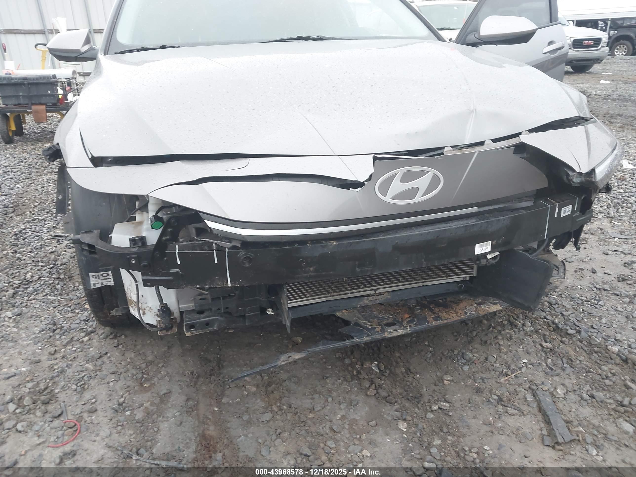 HYUNDAI ELANTRA image 6