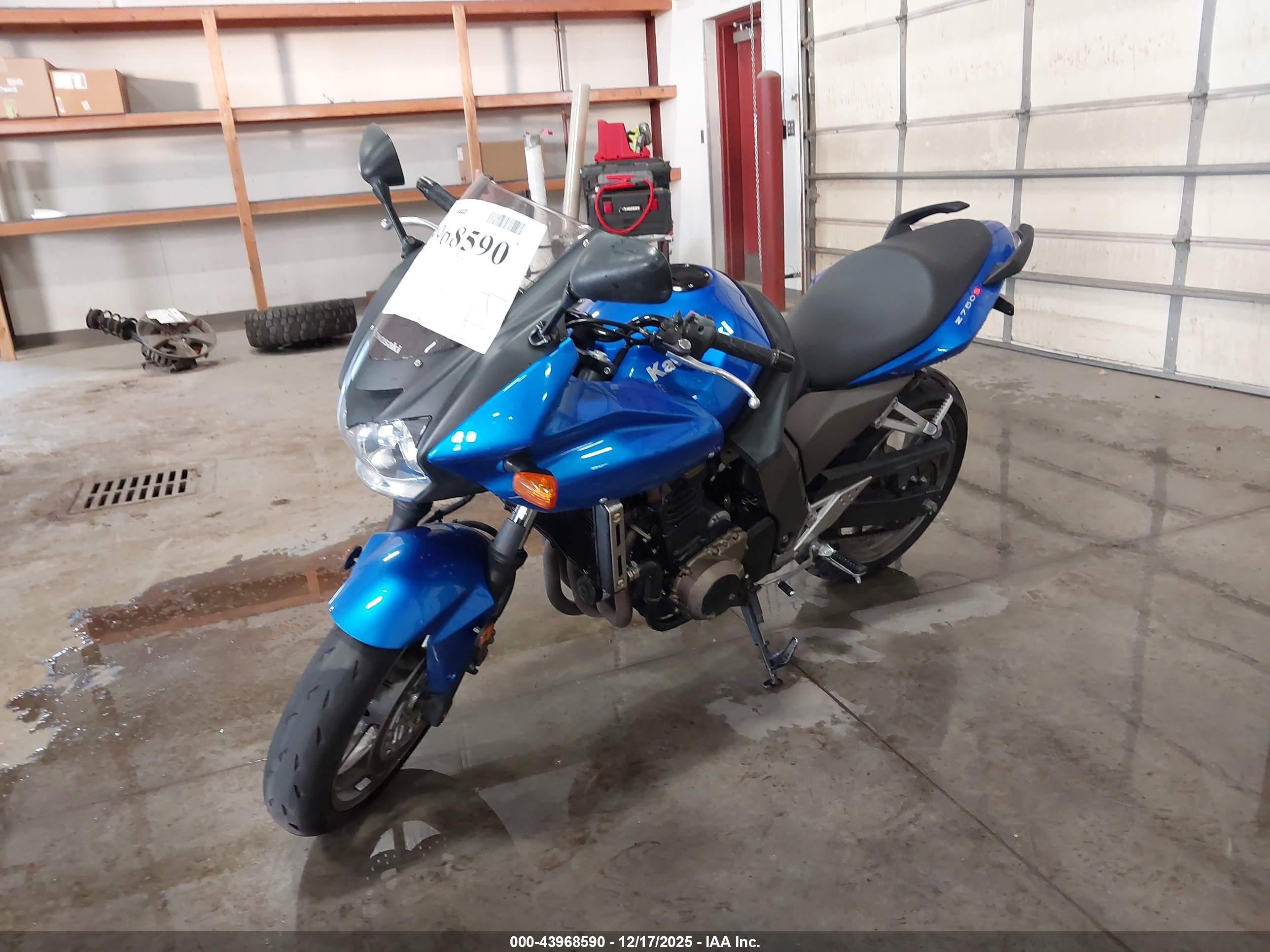 KAWASAKI ZR750 image 2