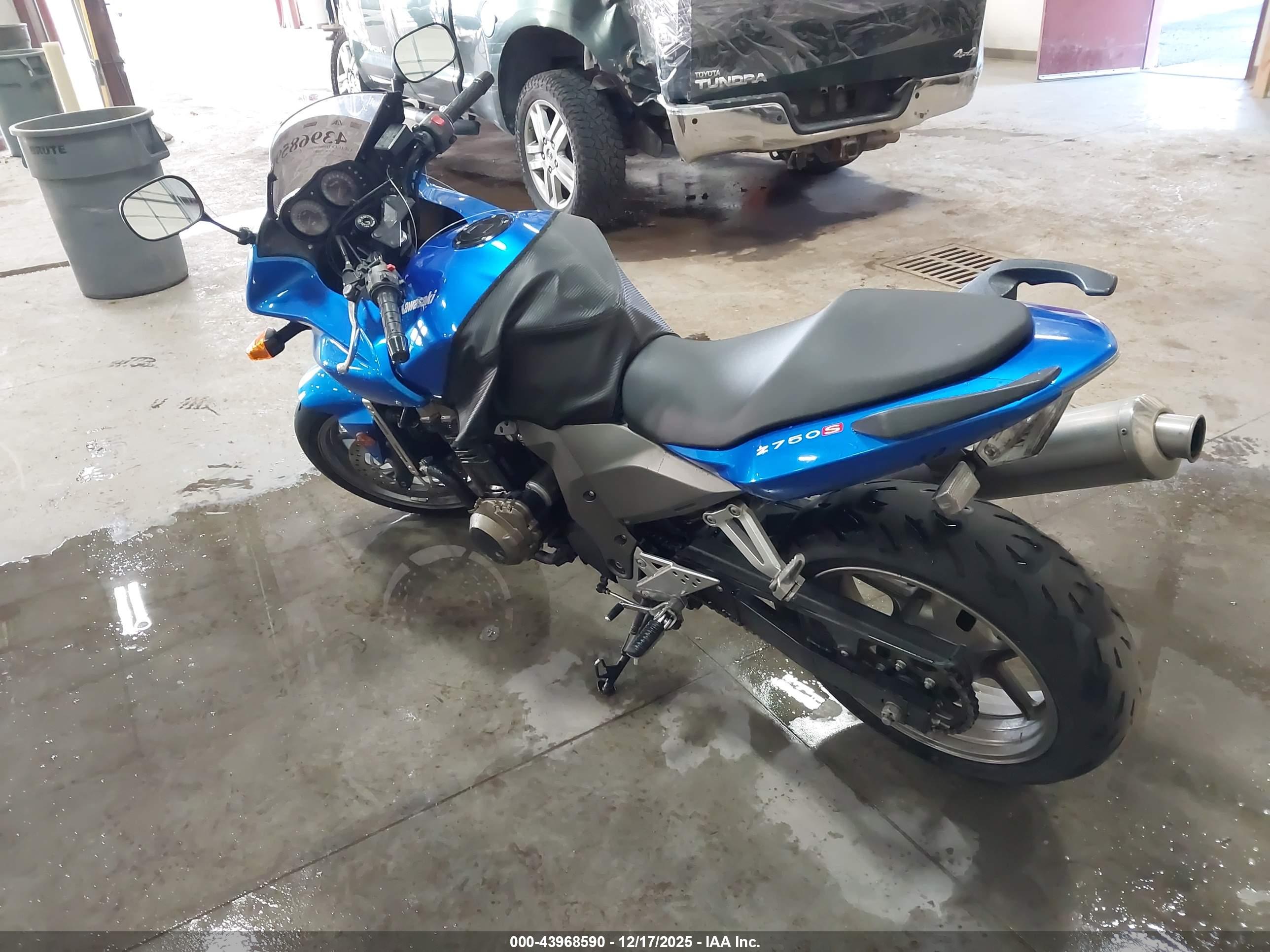 KAWASAKI ZR750 image 3