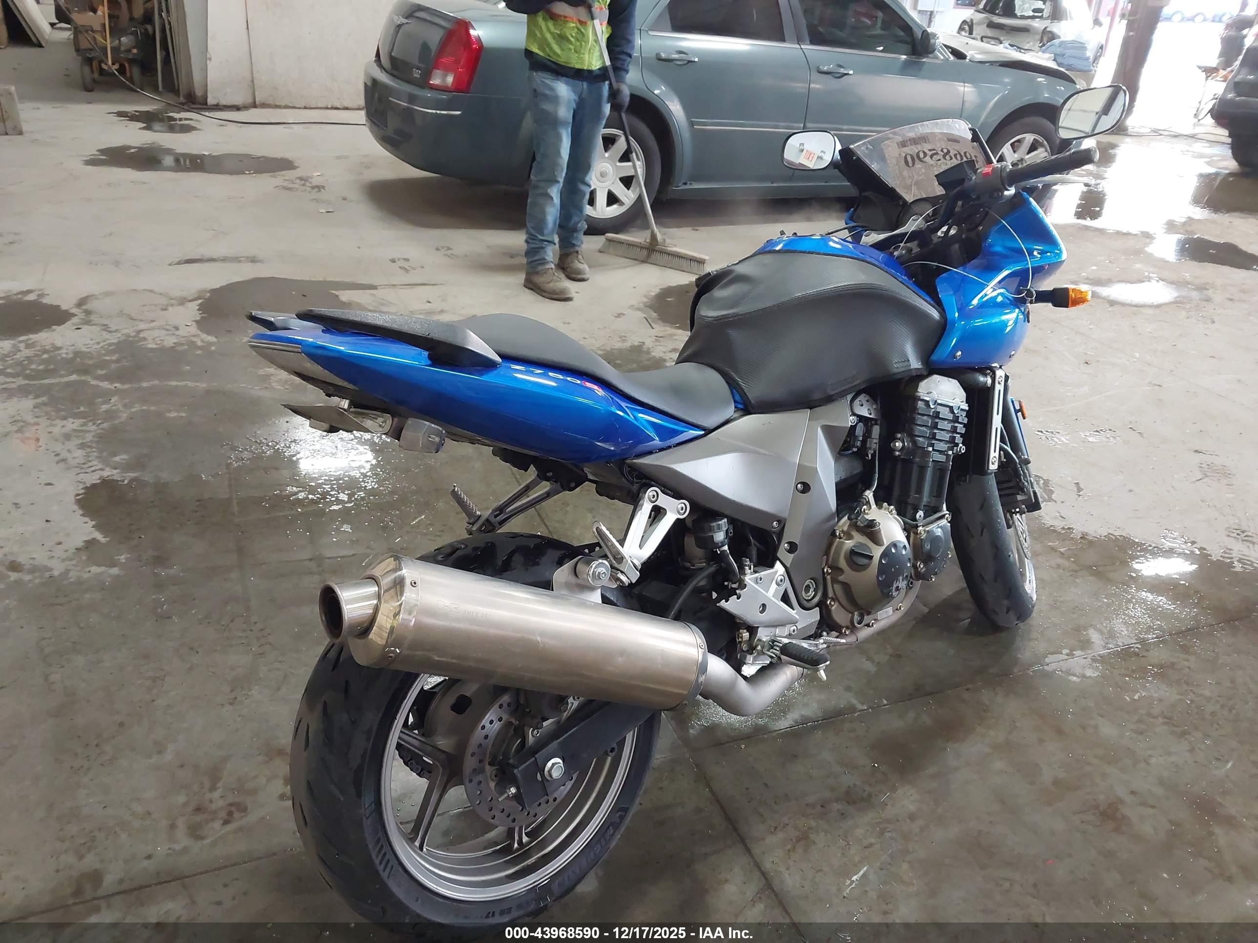 KAWASAKI ZR750 image 4