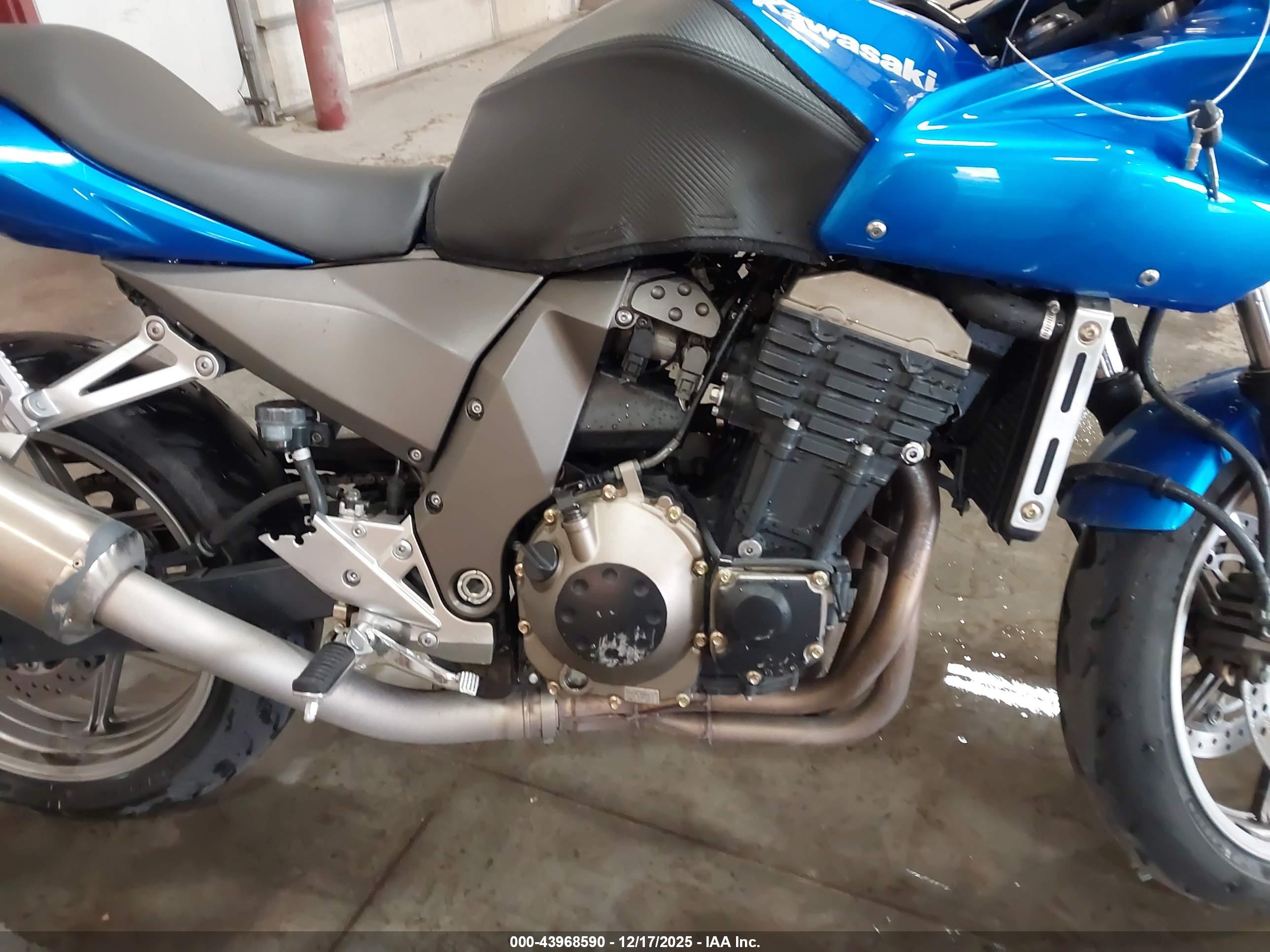 KAWASAKI ZR750 image 8