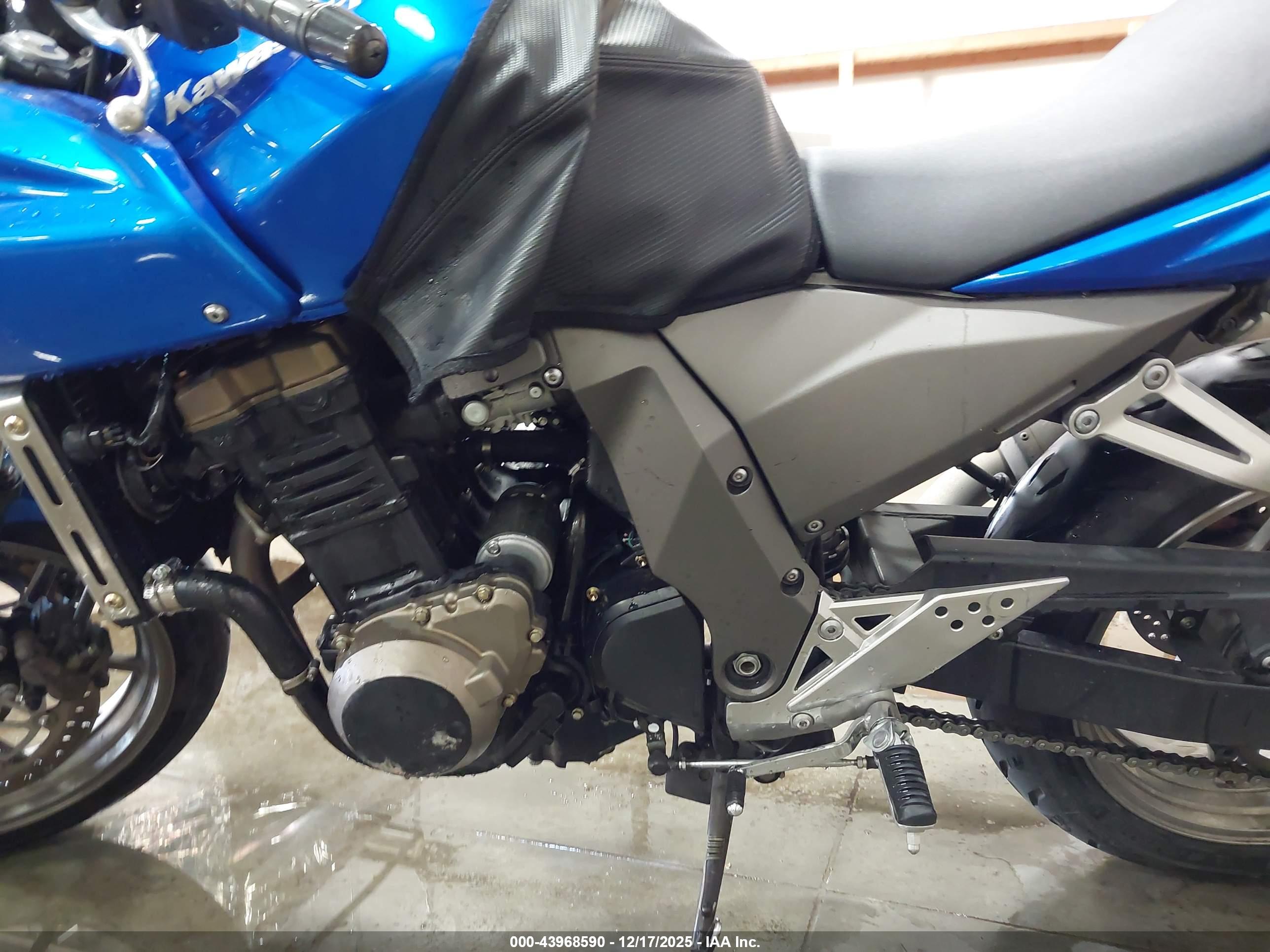 KAWASAKI ZR750 image 9