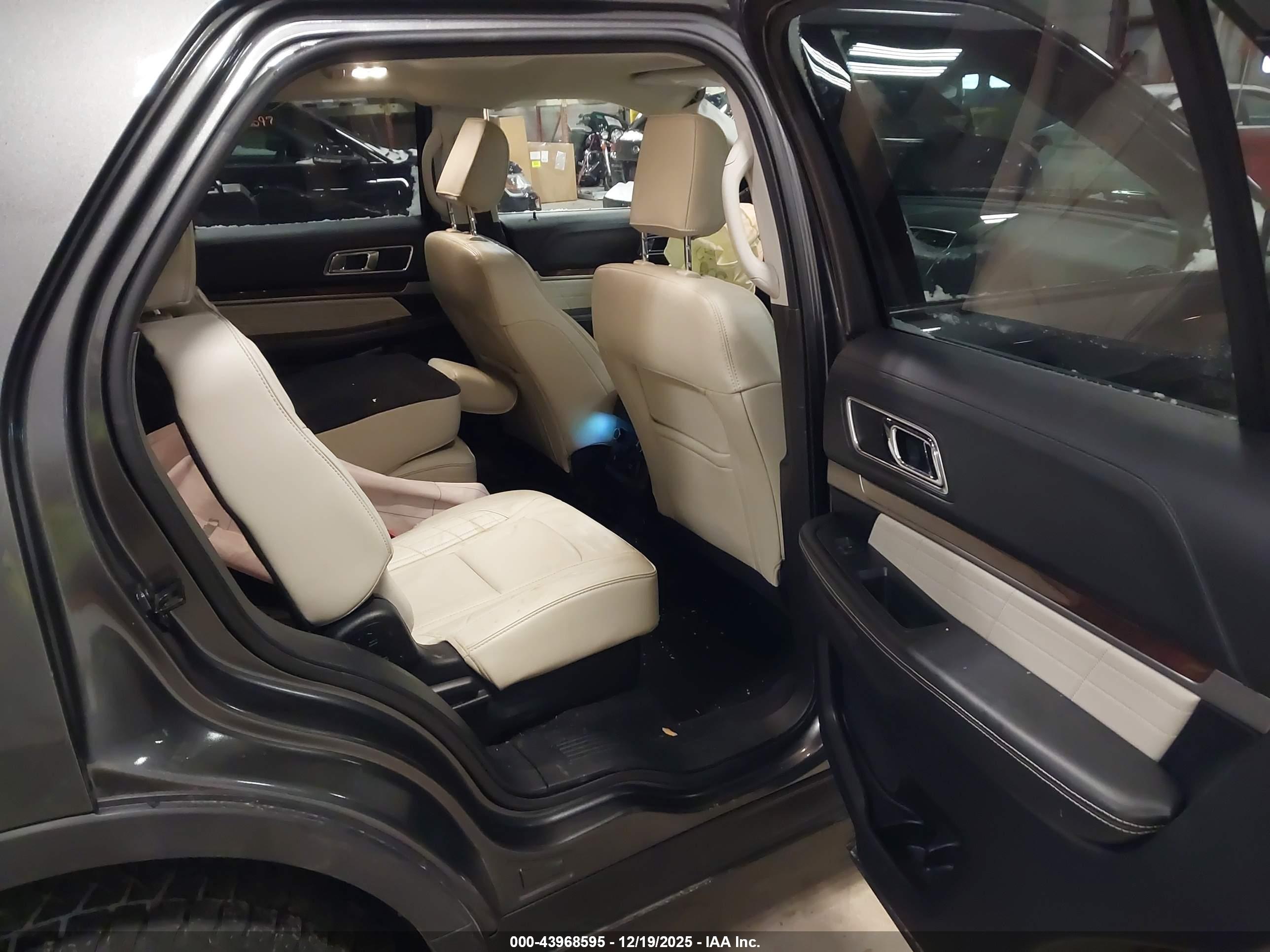 FORD EXPLORER image 8