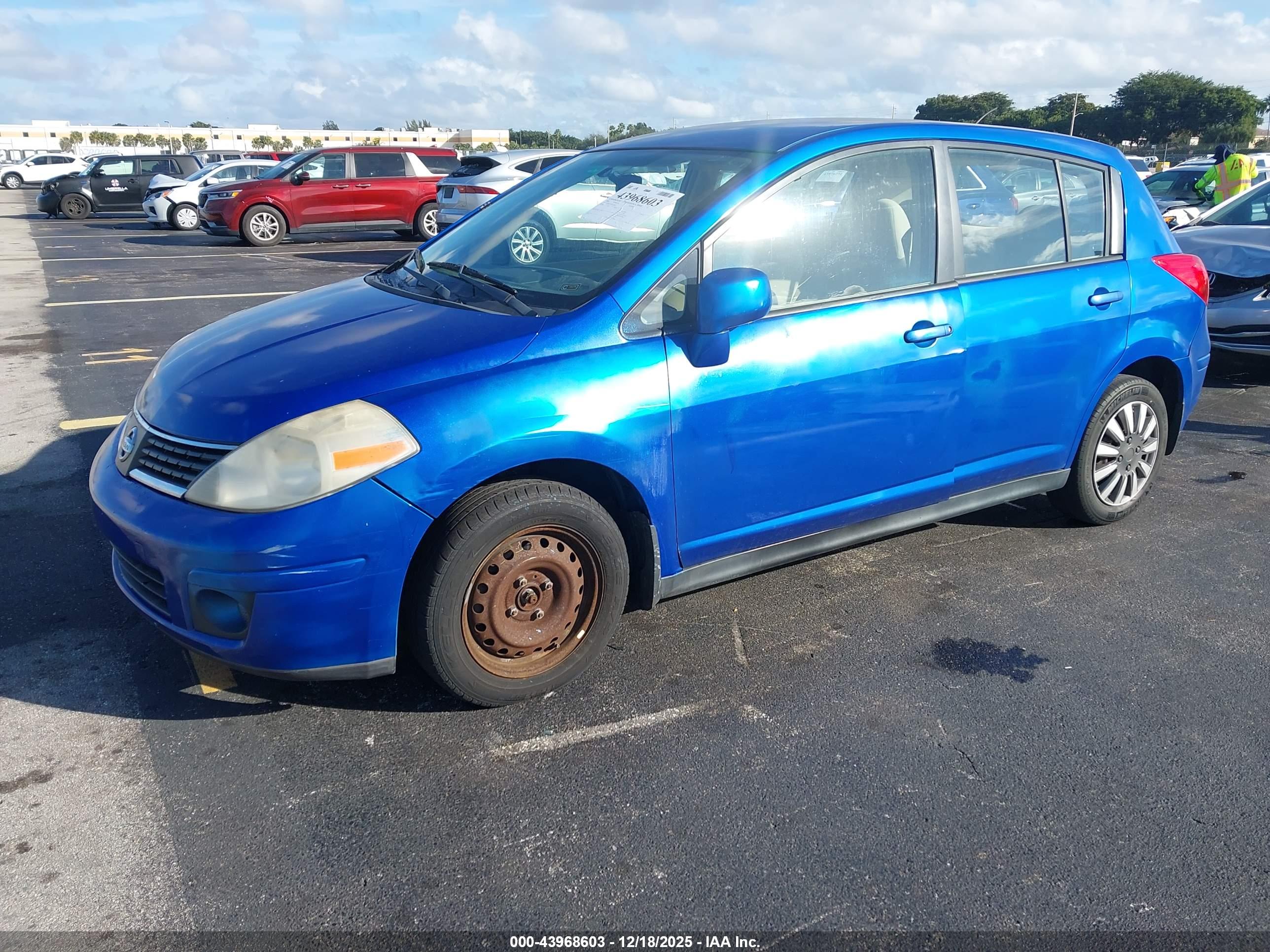 NISSAN VERSA image 2