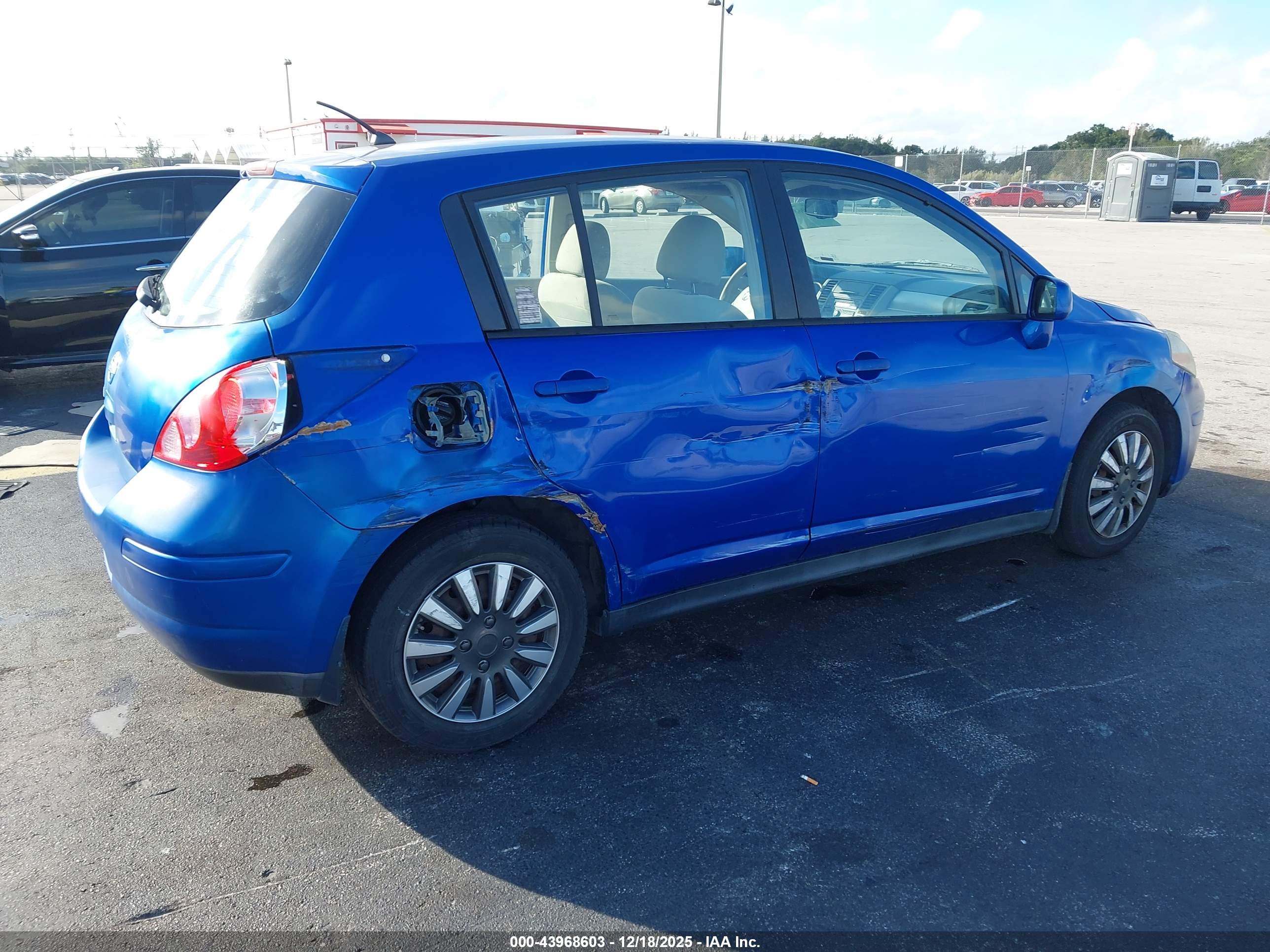 NISSAN VERSA image 4
