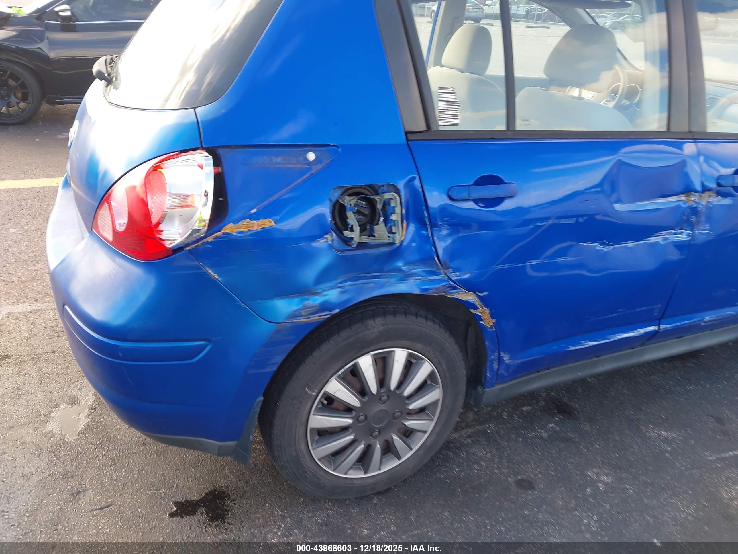 NISSAN VERSA image 6