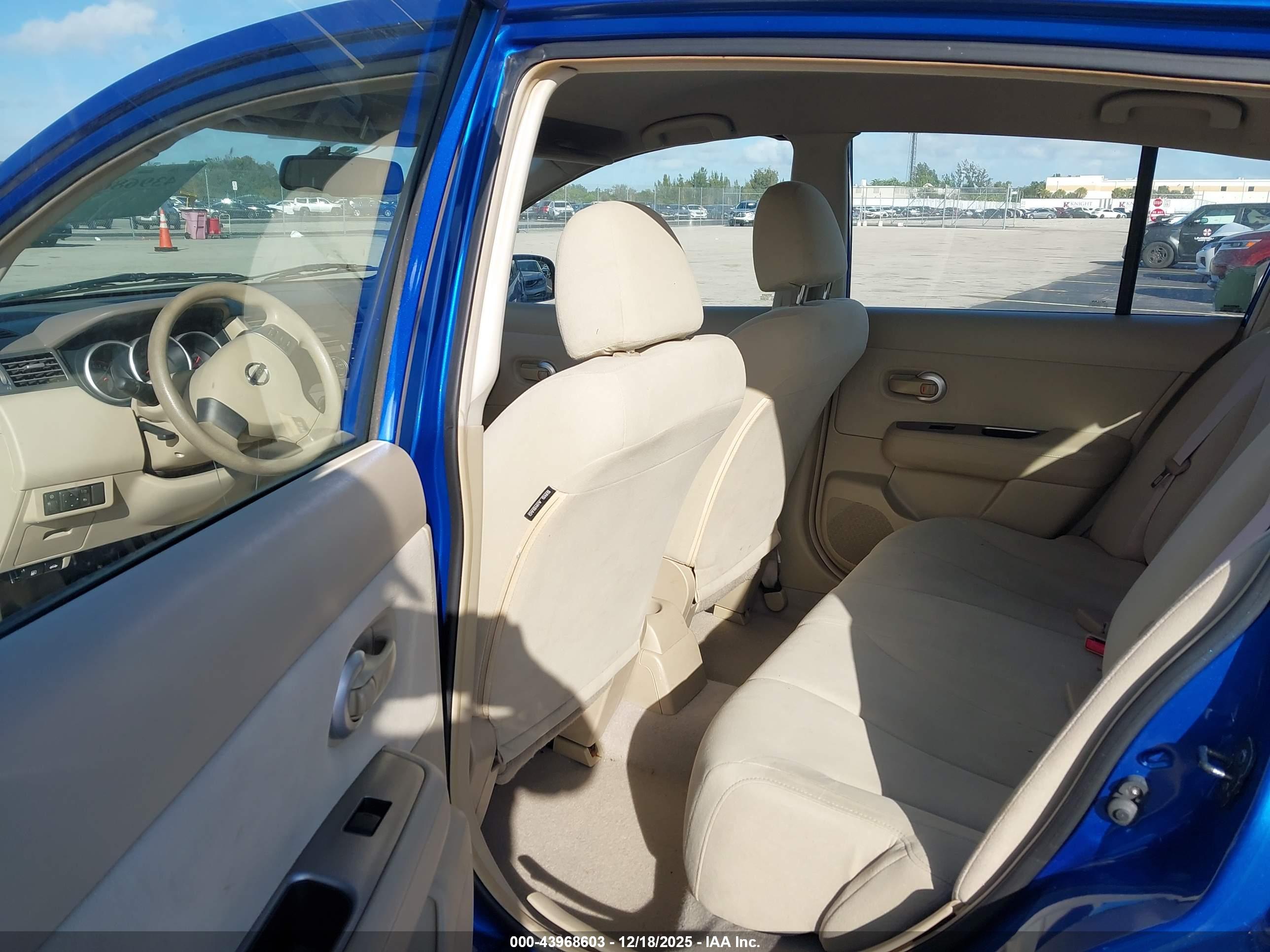 NISSAN VERSA image 8