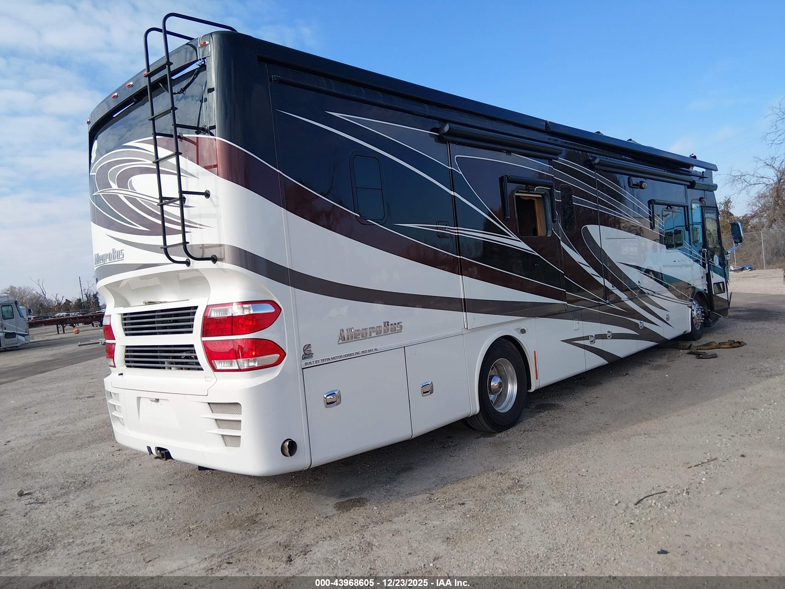 TIFFIN MOTORHOMES image 4