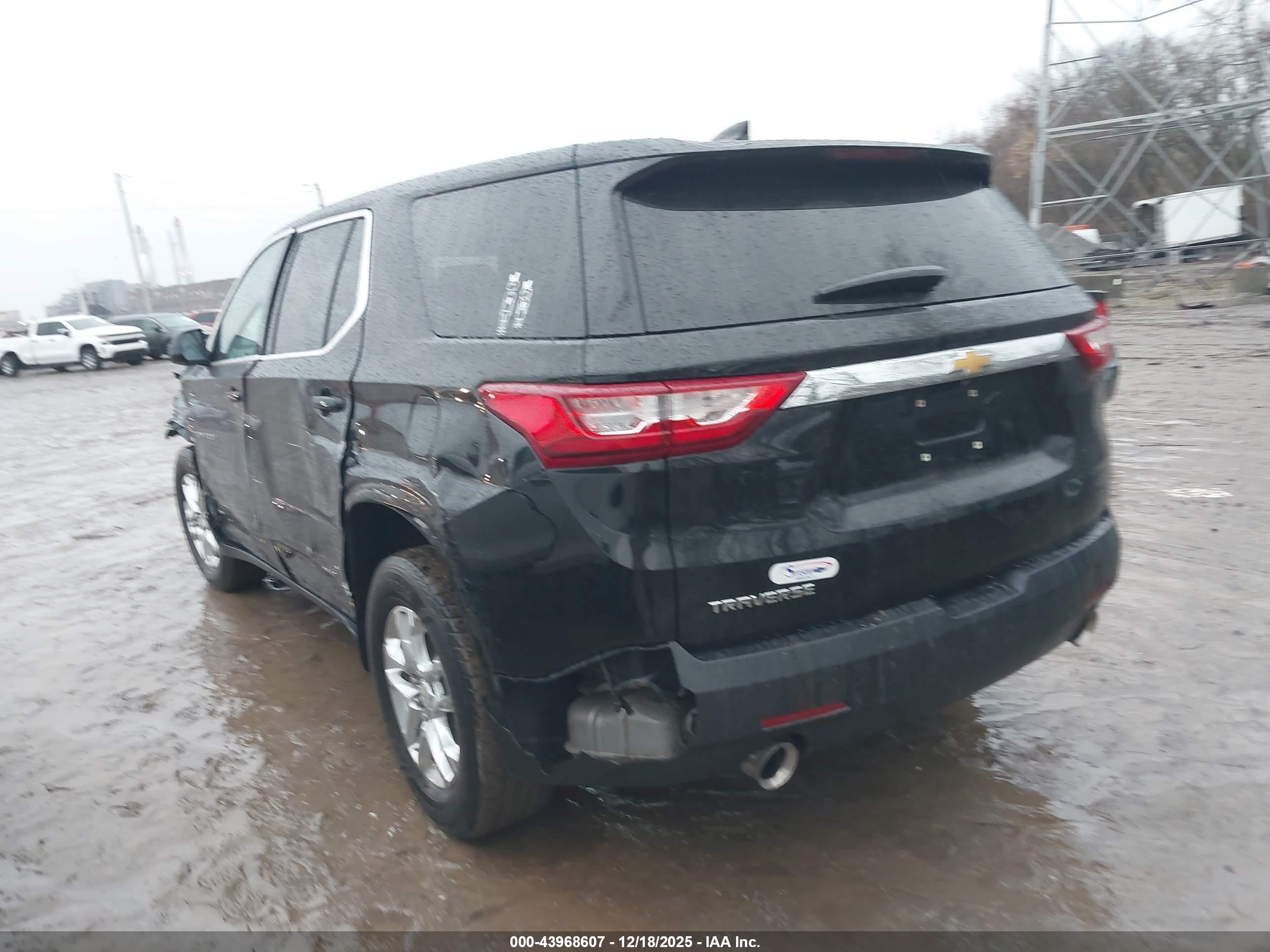 CHEVROLET TRAVERSE image 3