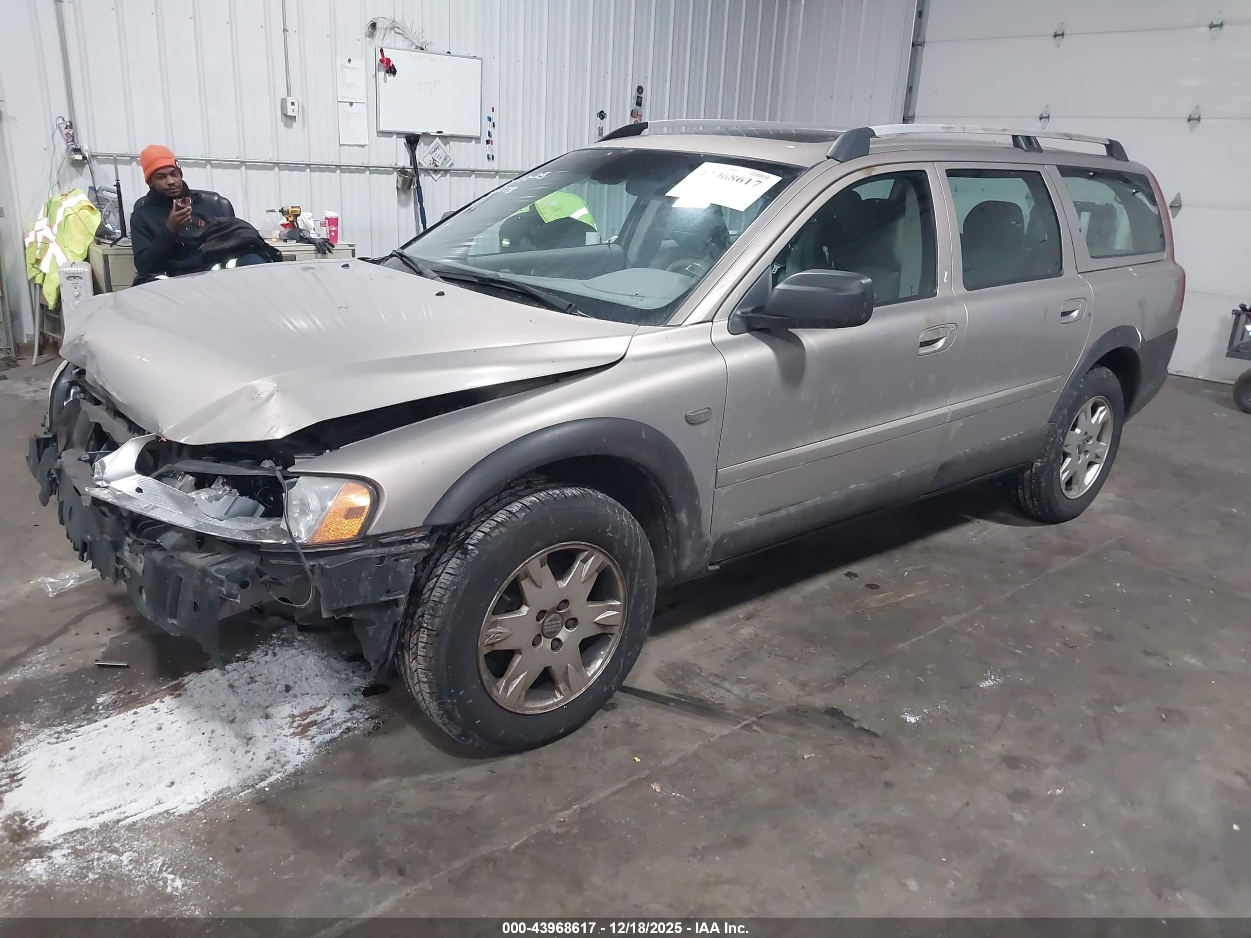 VOLVO XC70 image 2