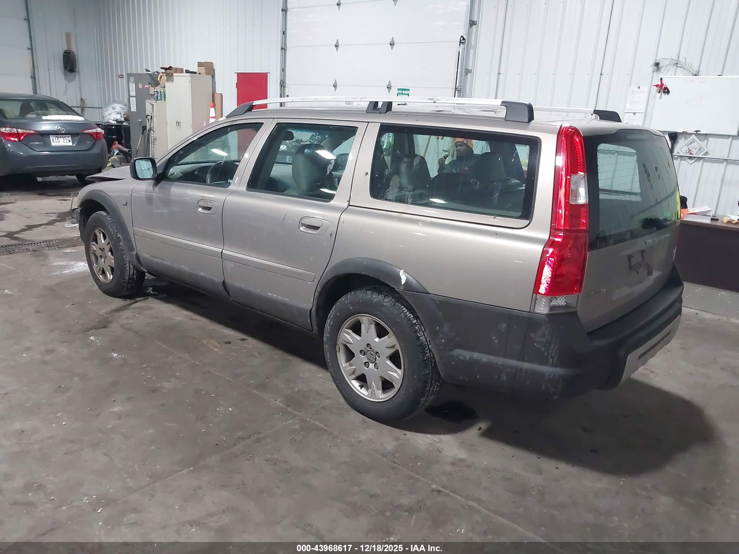 VOLVO XC70 image 3