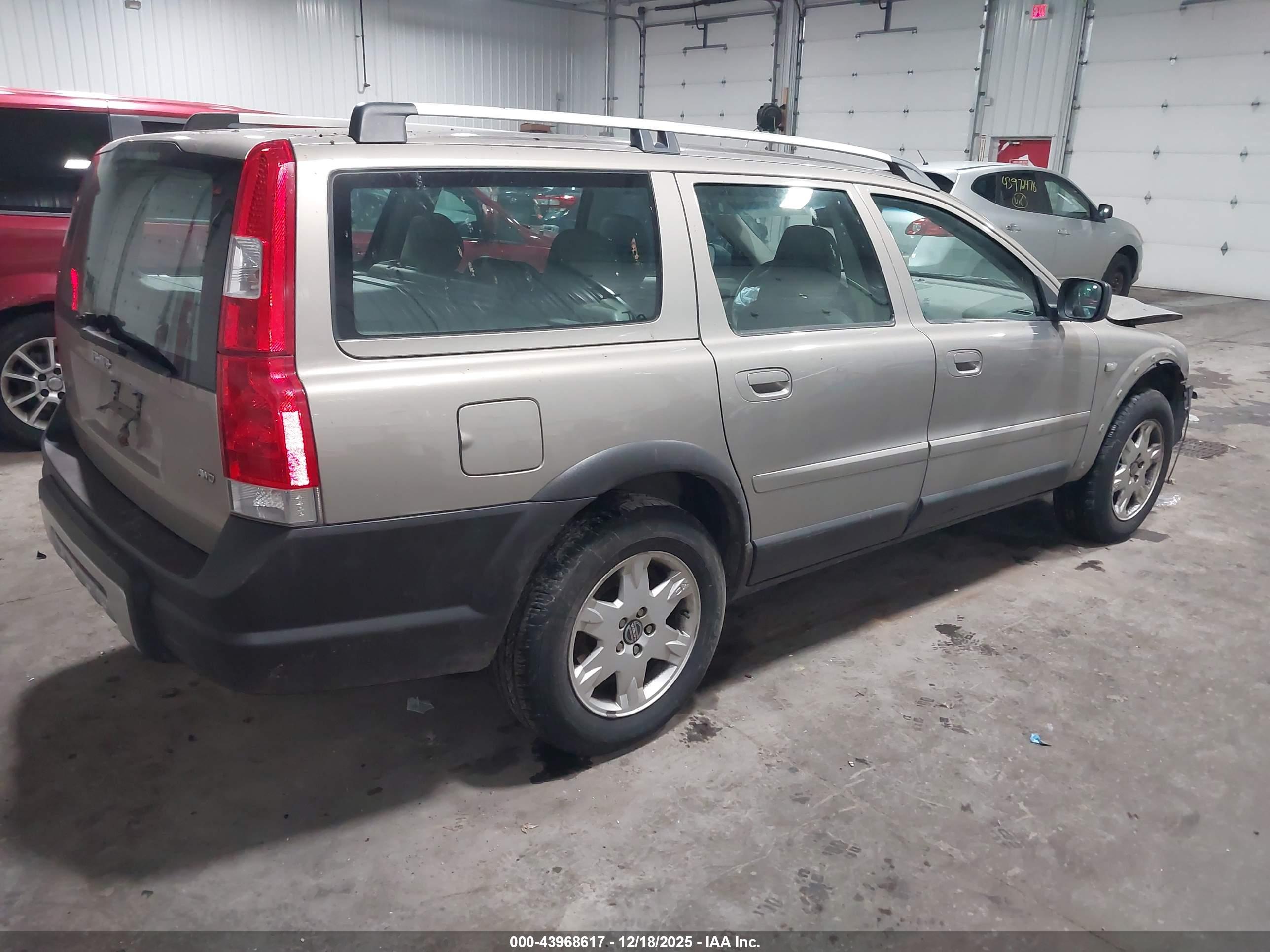 VOLVO XC70 image 4