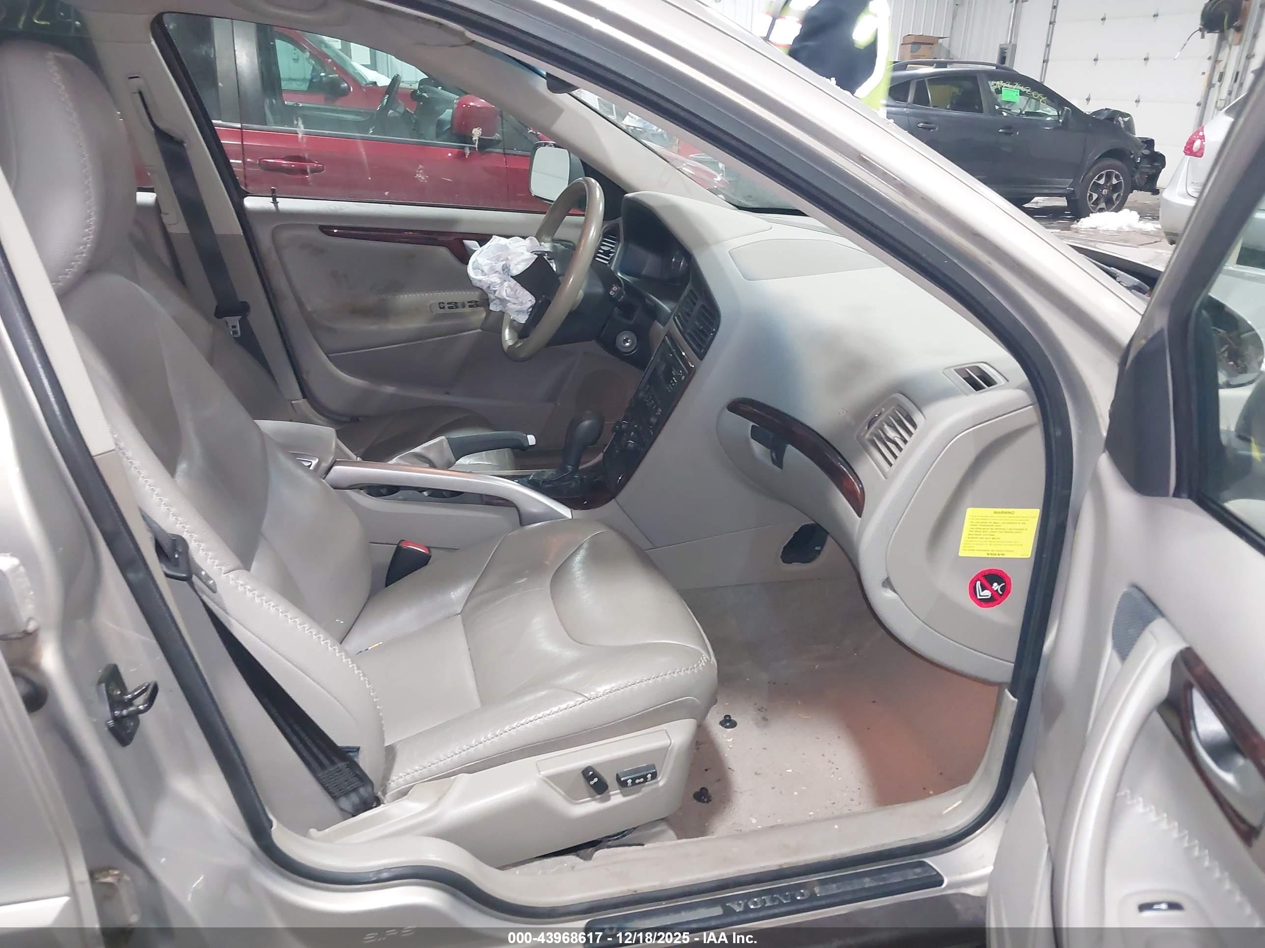 VOLVO XC70 image 5