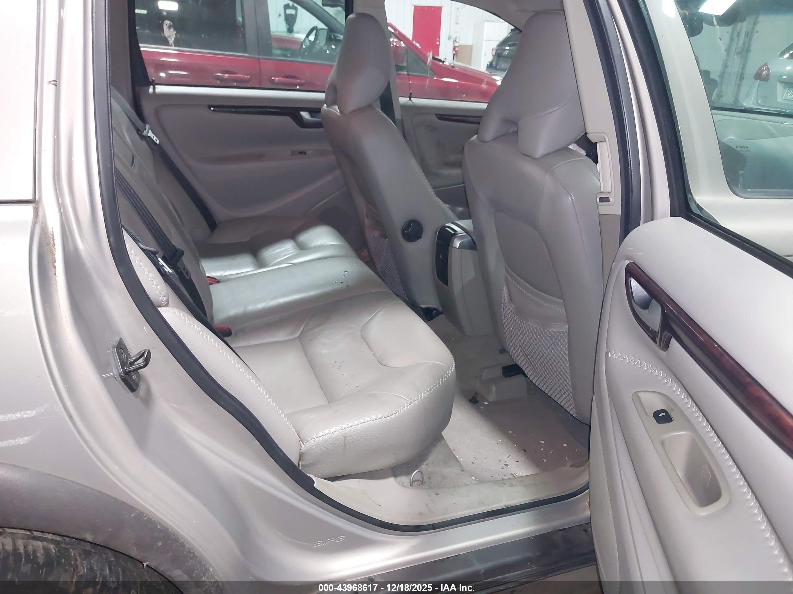 VOLVO XC70 image 8