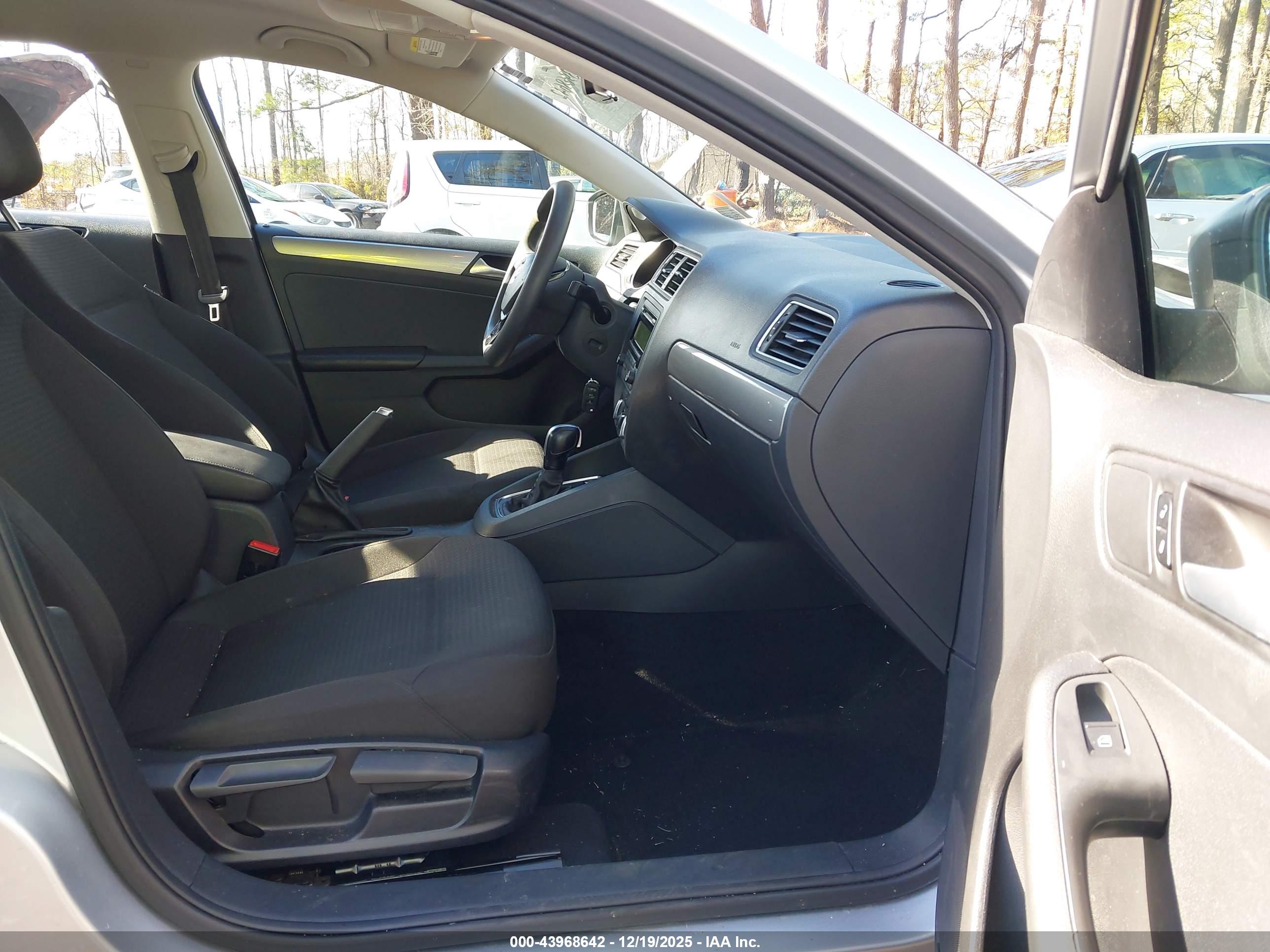 VOLKSWAGEN JETTA image 5