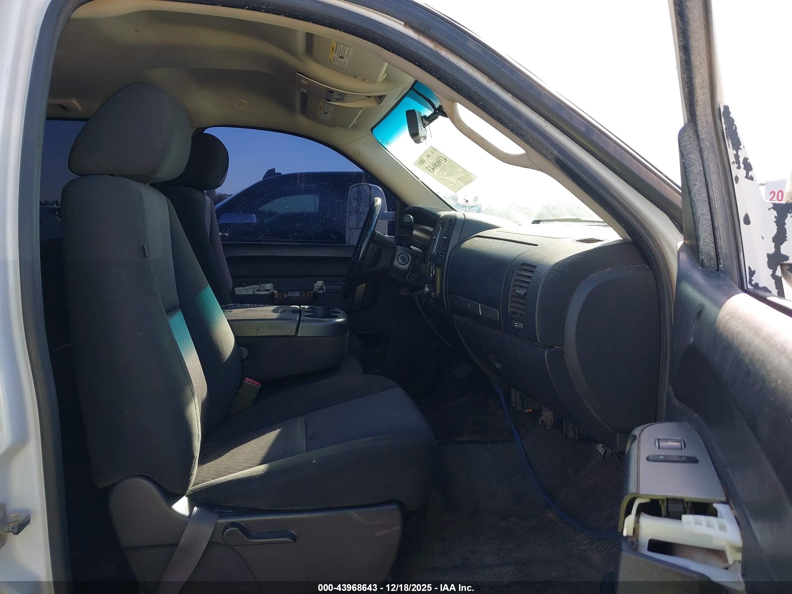 CHEVROLET SILVERADO image 5