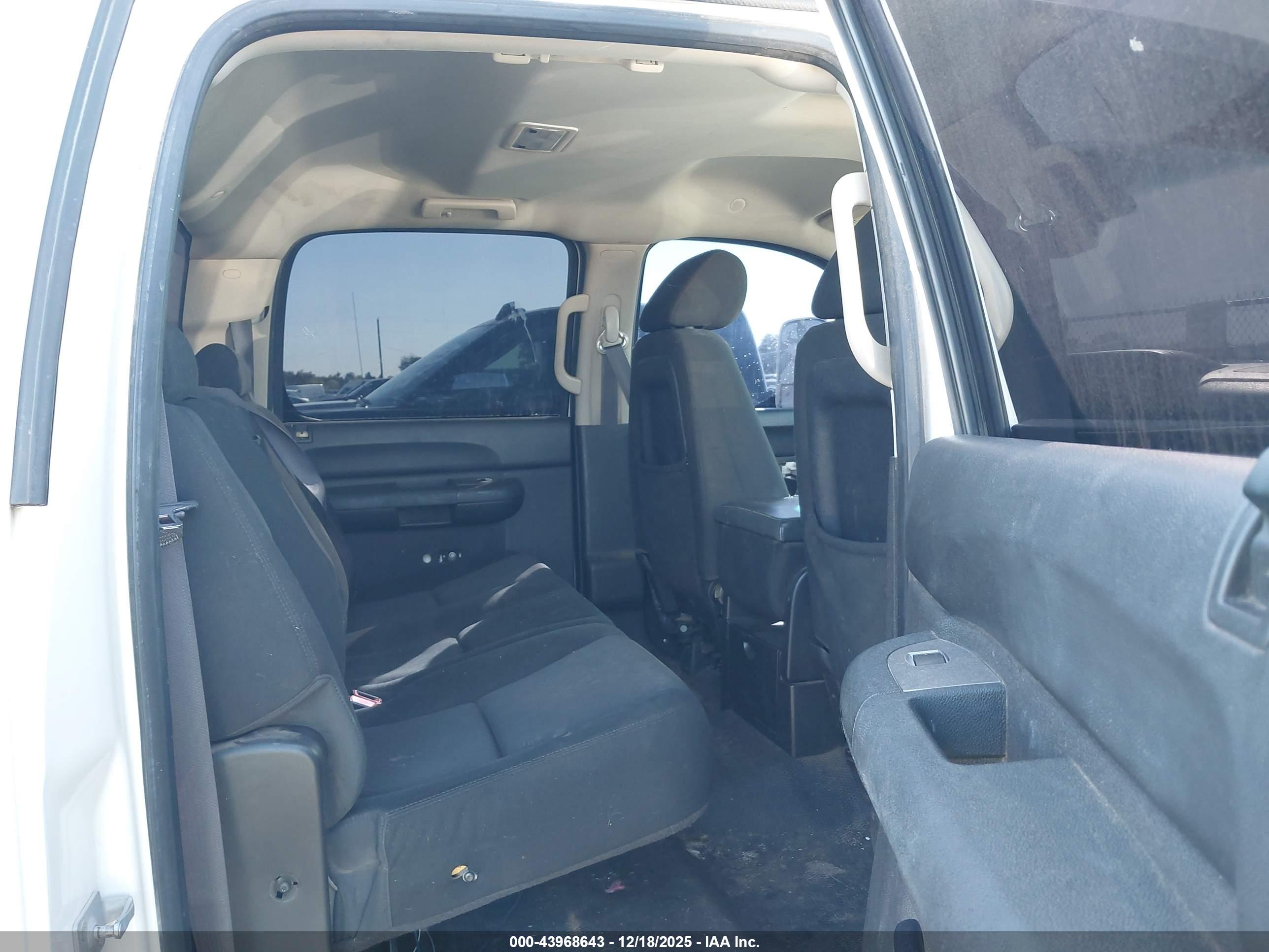 CHEVROLET SILVERADO image 8