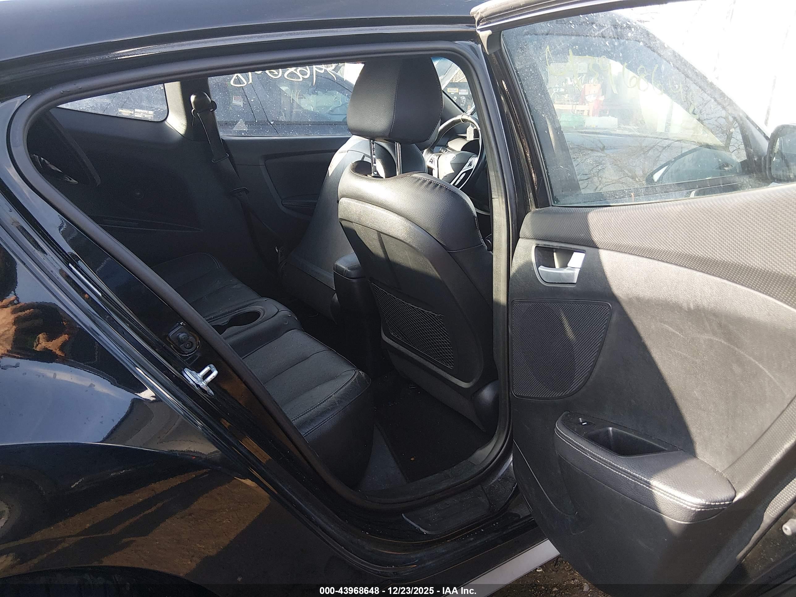 HYUNDAI VELOSTER image 8
