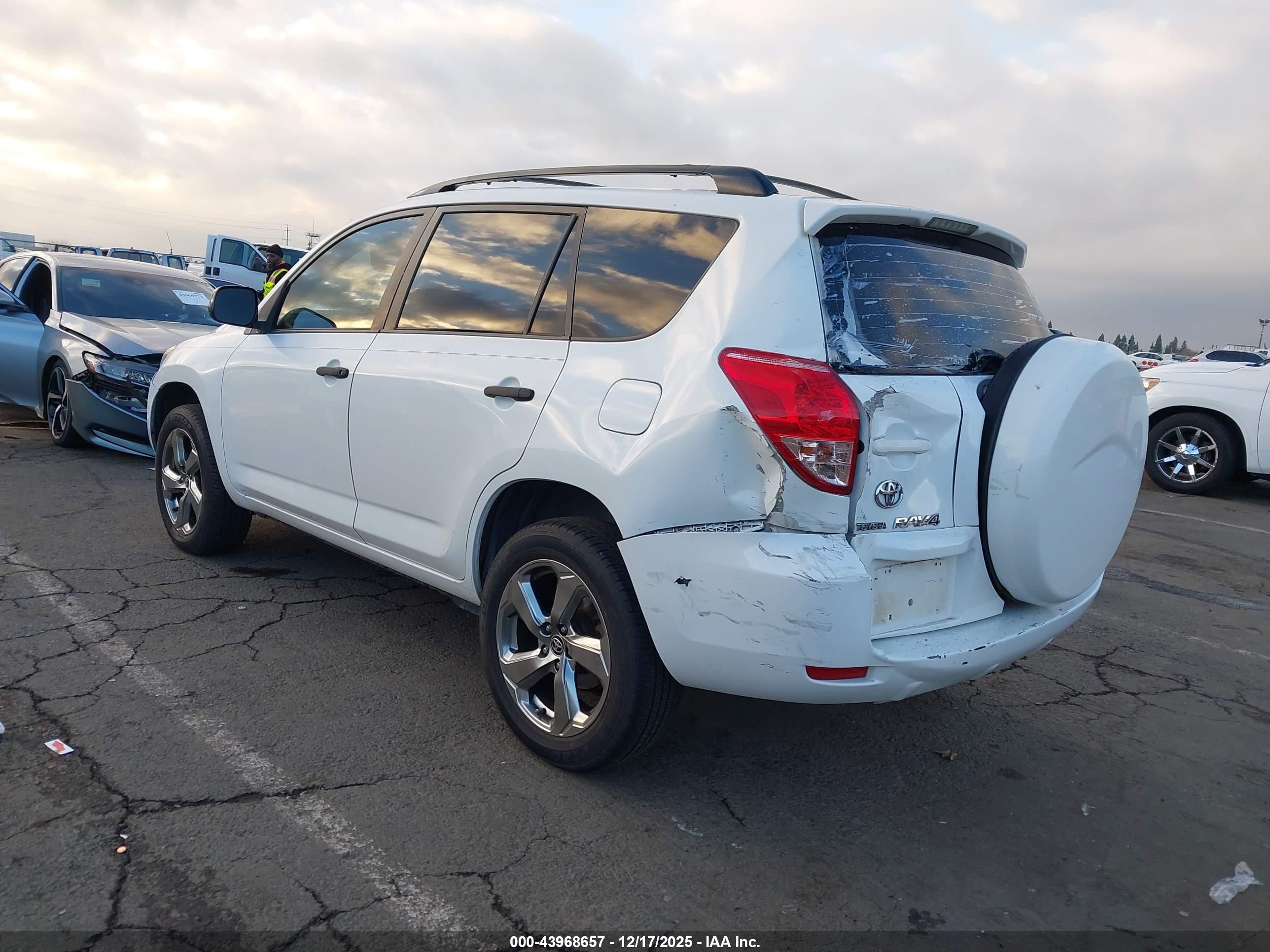 TOYOTA RAV4 image 3