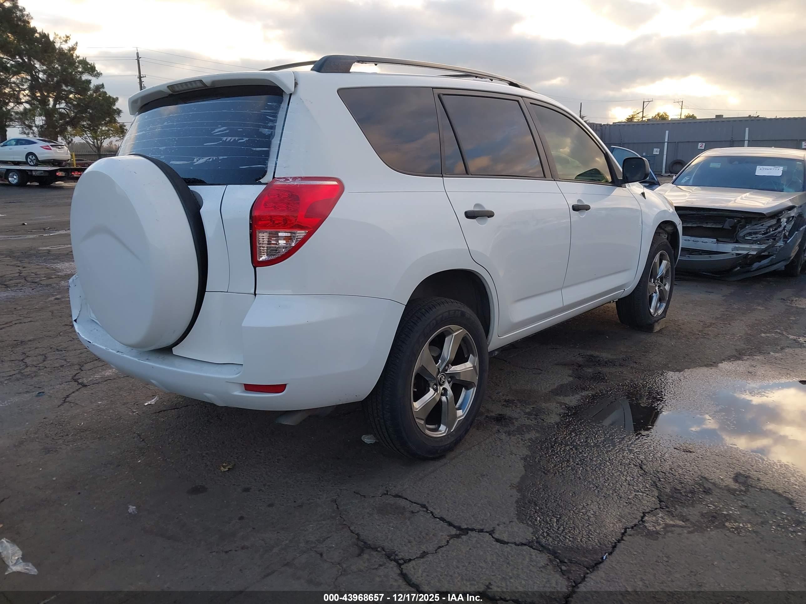 TOYOTA RAV4 image 4