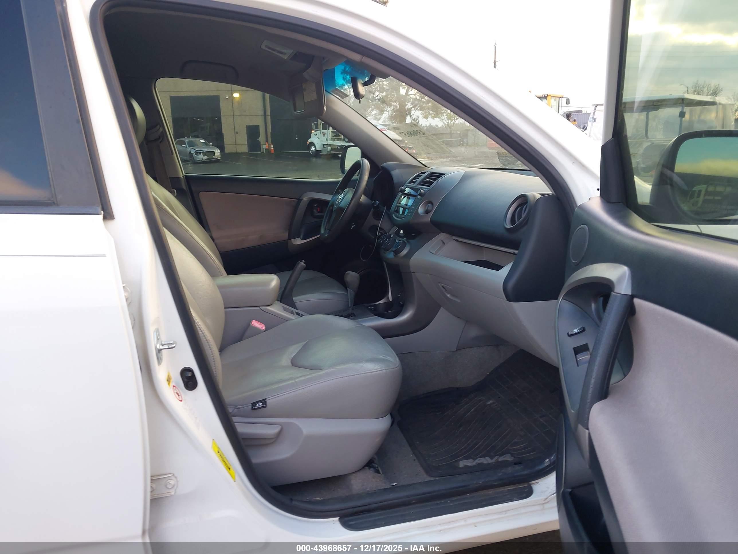 TOYOTA RAV4 image 5