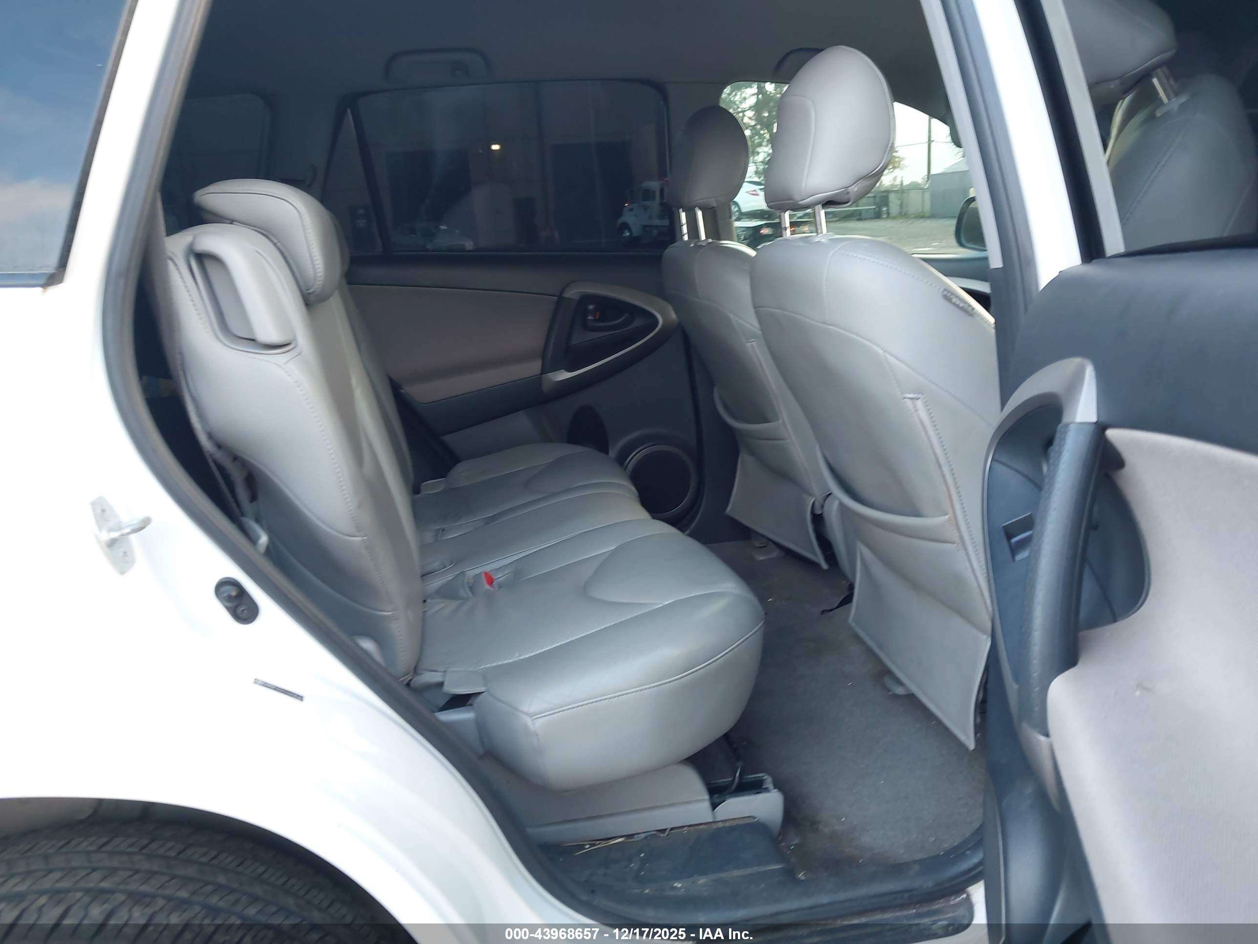 TOYOTA RAV4 image 8