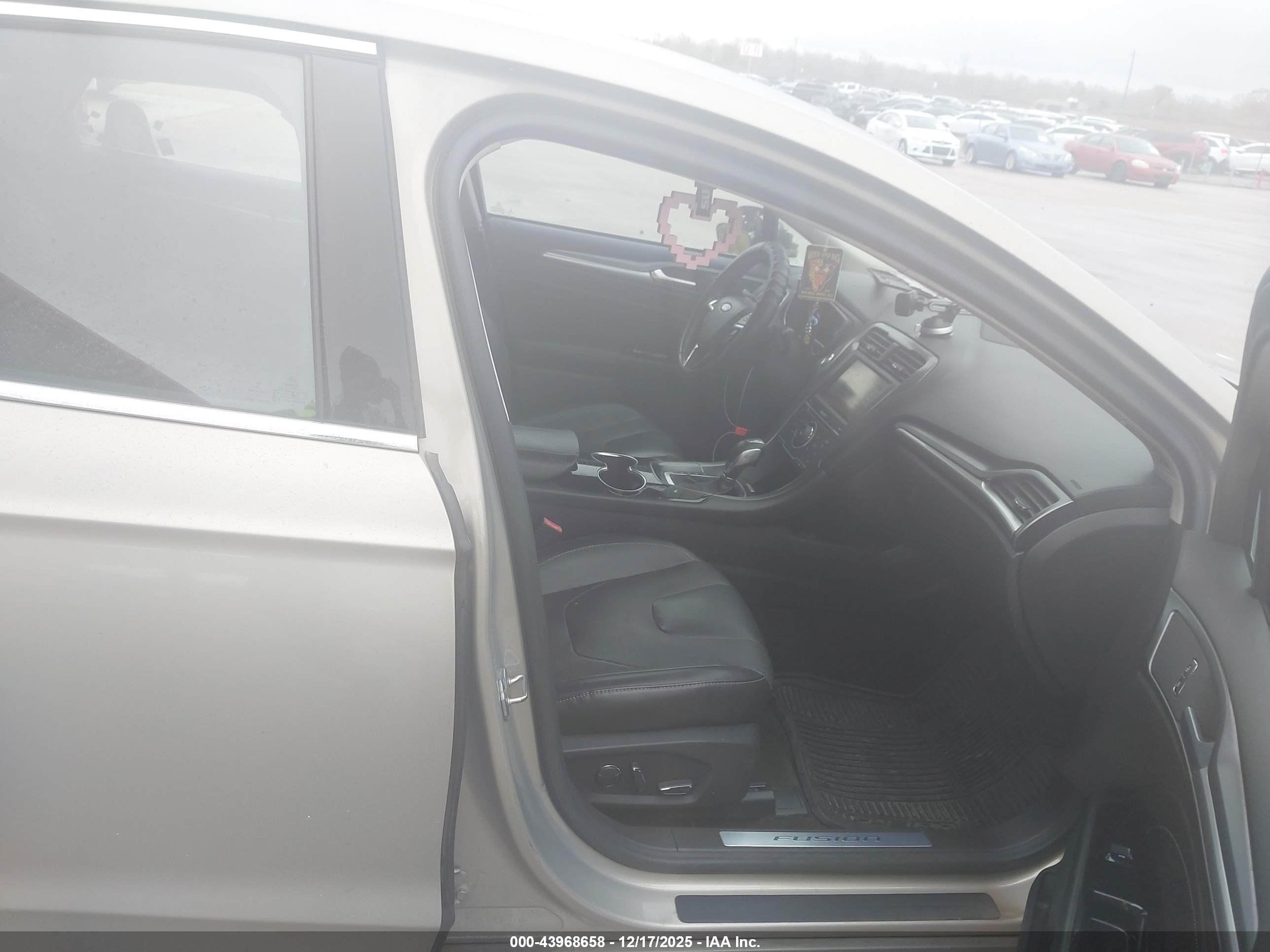 FORD FUSION image 5