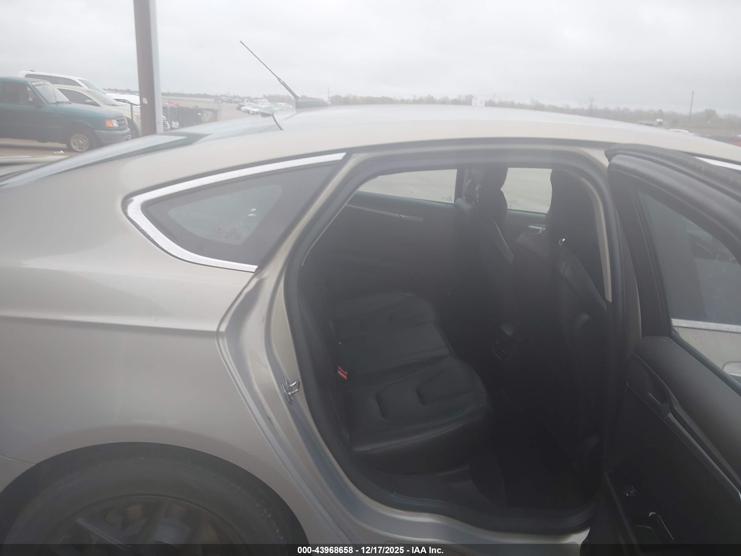 FORD FUSION image 8