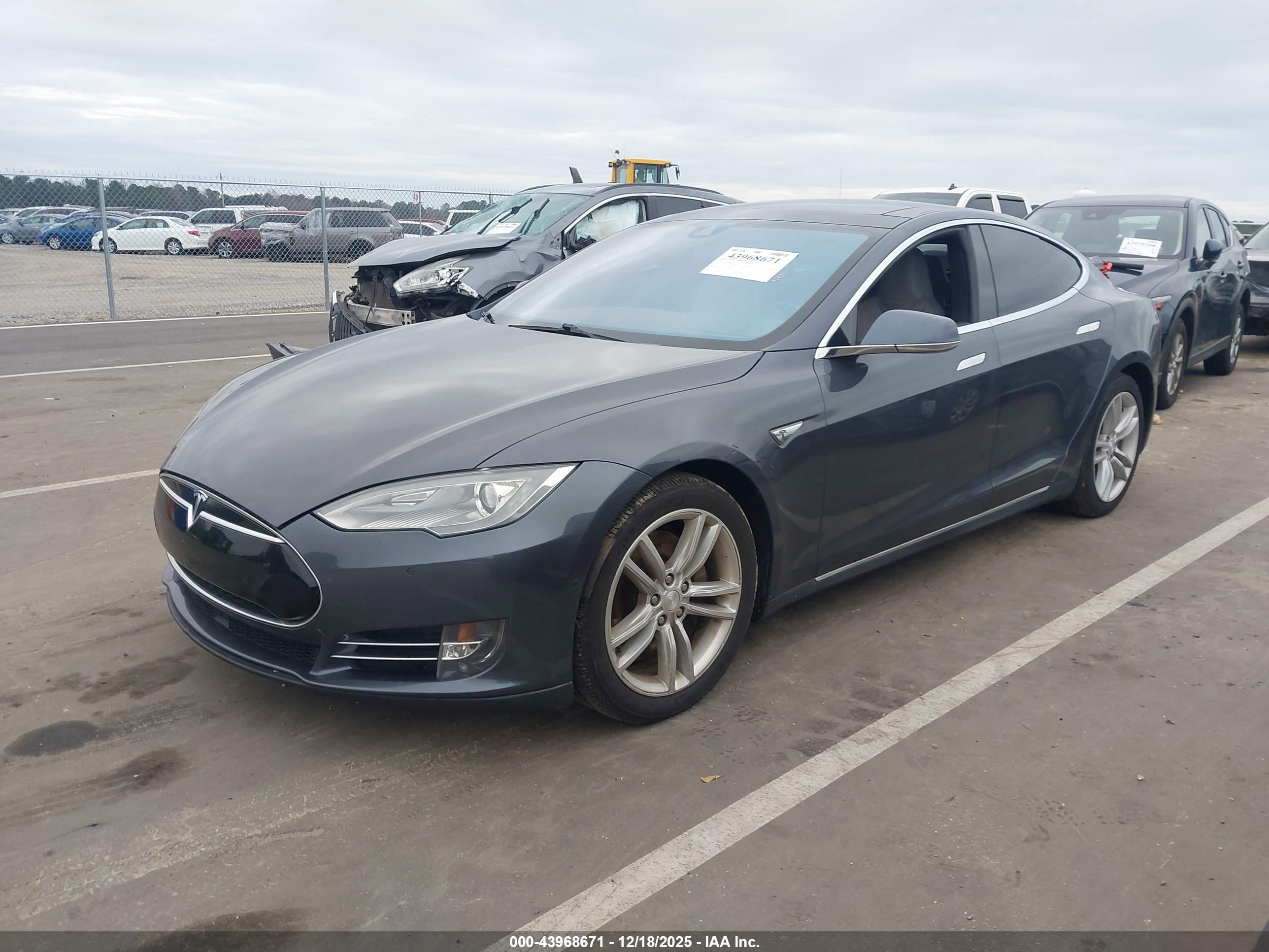 TESLA MODEL image 2