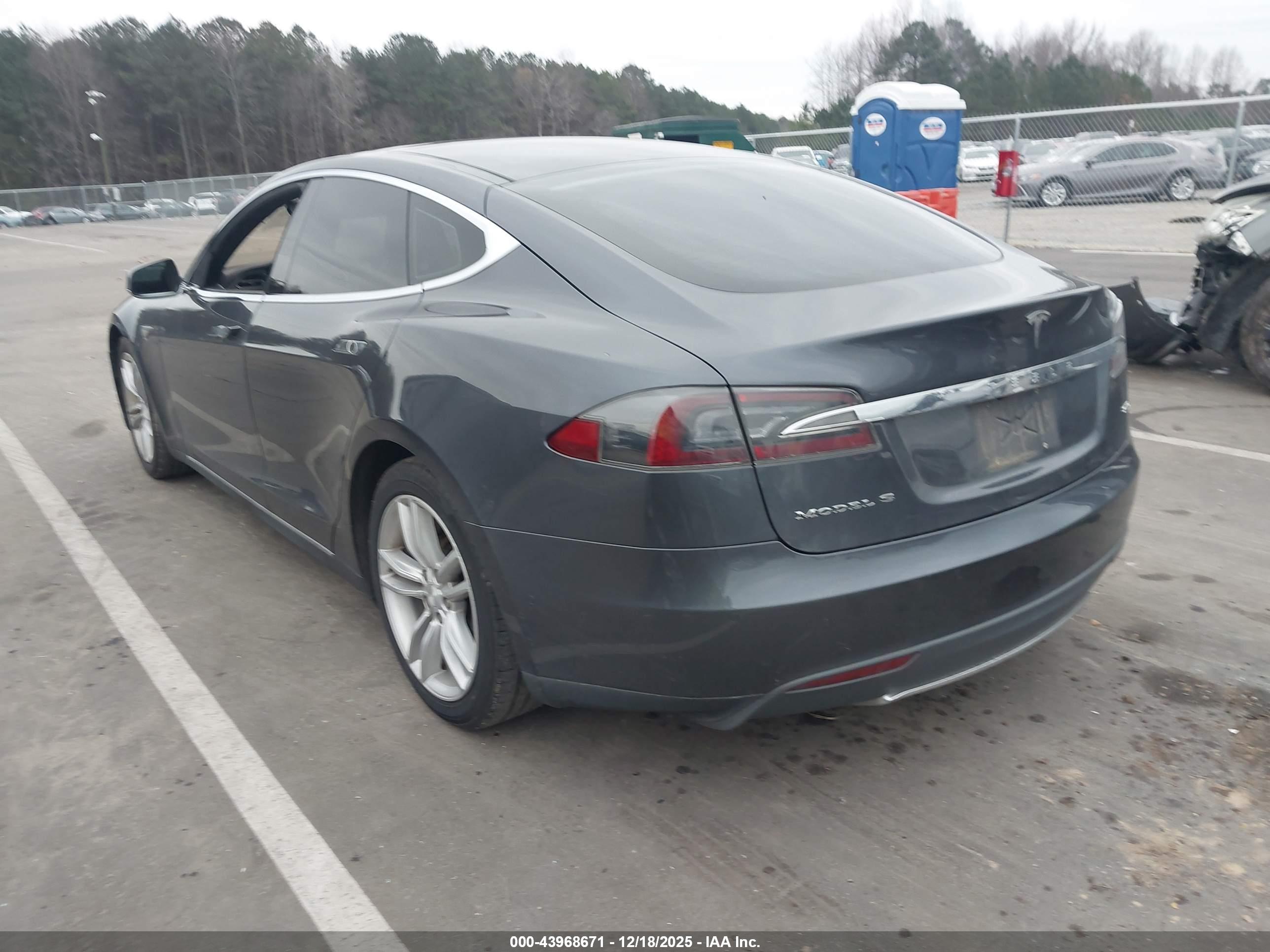 TESLA MODEL image 3