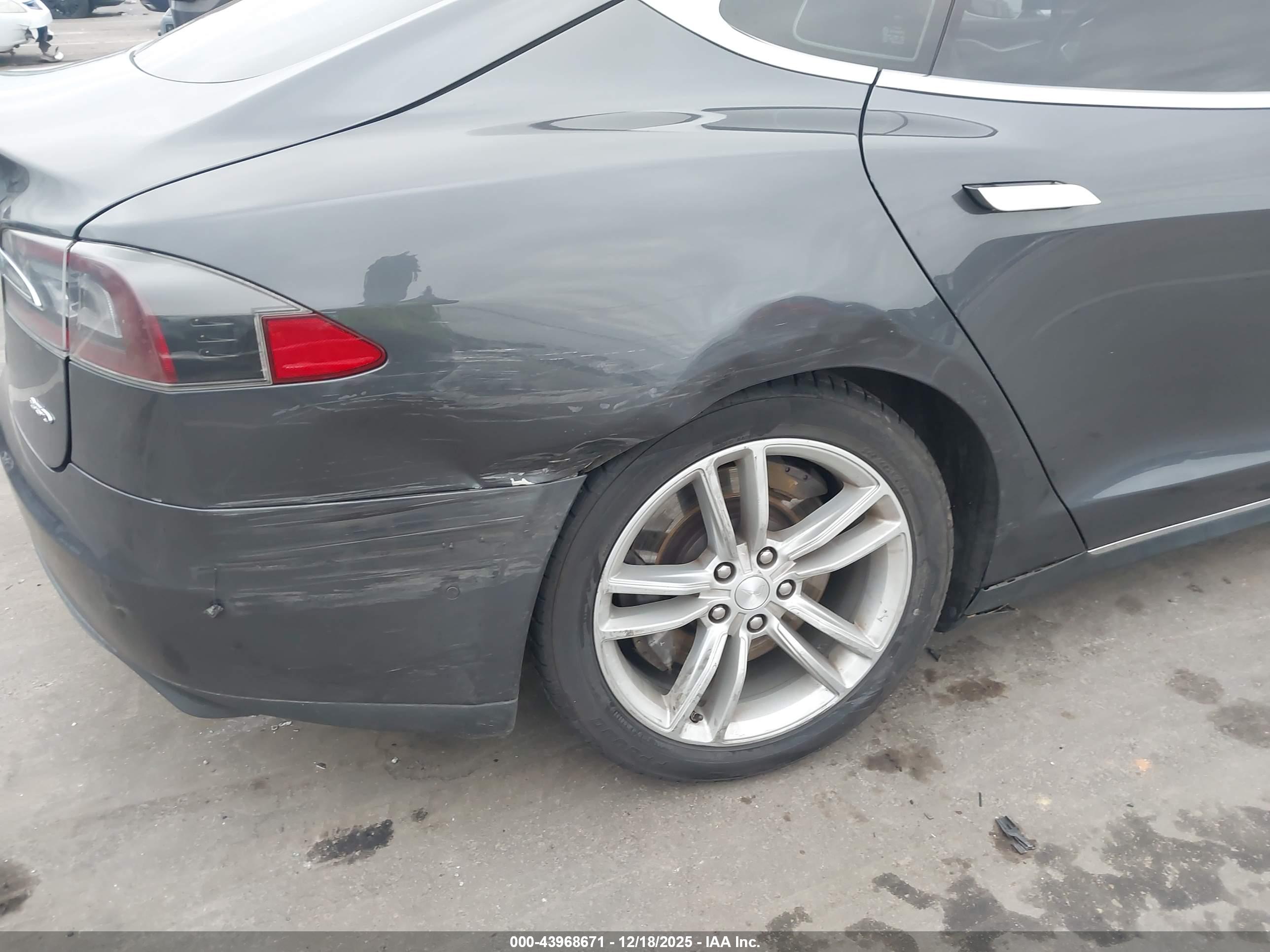 TESLA MODEL image 6